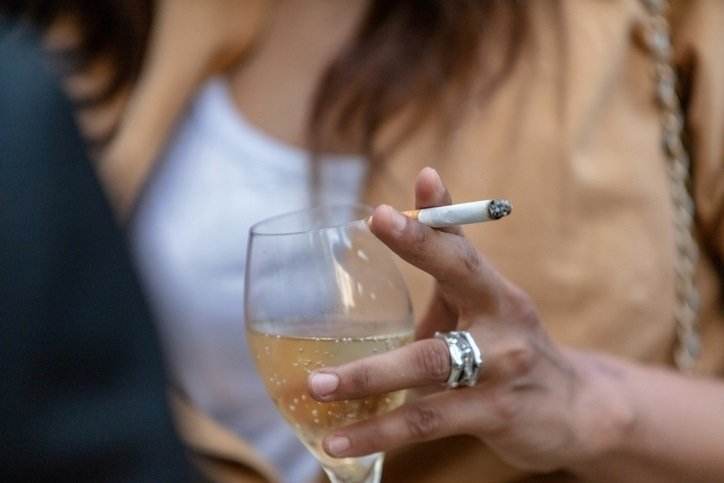 Mujer bebiendo y fumando. Europa Press