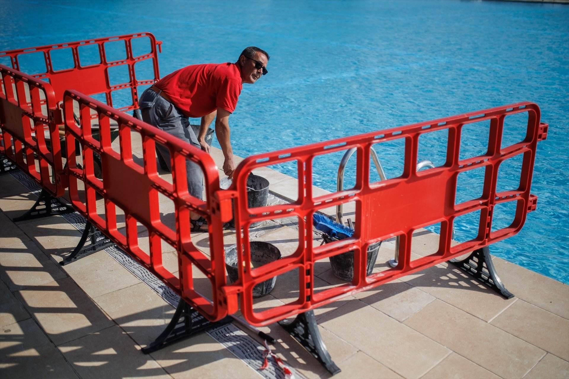 EuropaPress 5189284 tecnico mantenimiento realiza trabajos acondicionamiento apertura piscinas