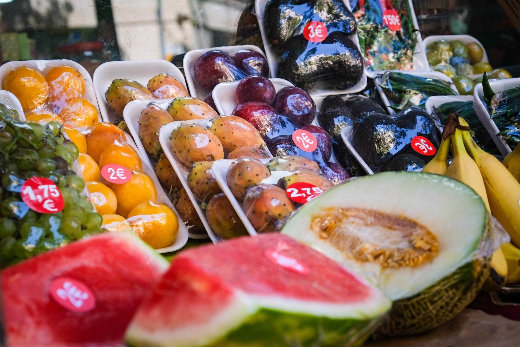 ¿Por qué los comercios siguen vendiendo la fruta envasada en plástico si una nueva ley lo prohíbe?
