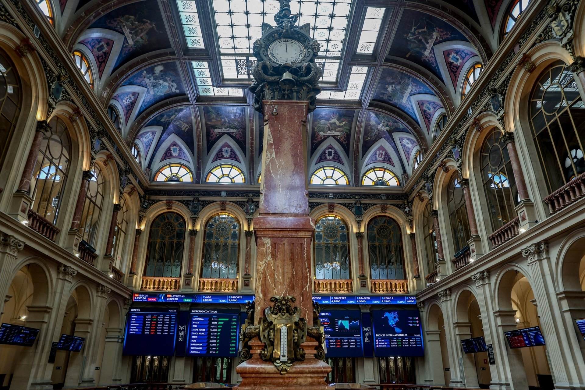 EuropaPress 5372959 paneles muestran indices bursatiles interior palacio bolsa agosto 2023 (2)