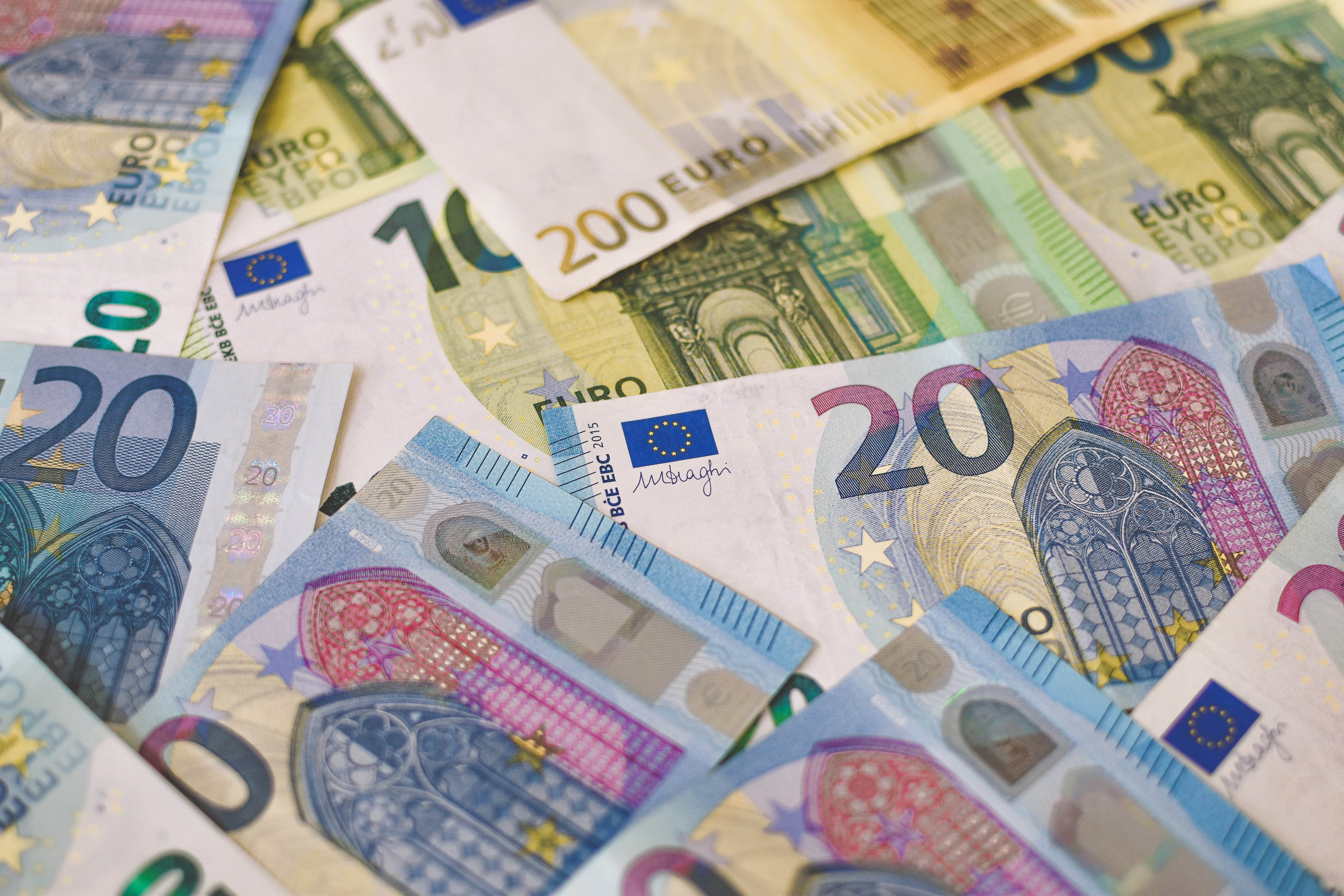 dinero euro by  ibrahim boran unsplash