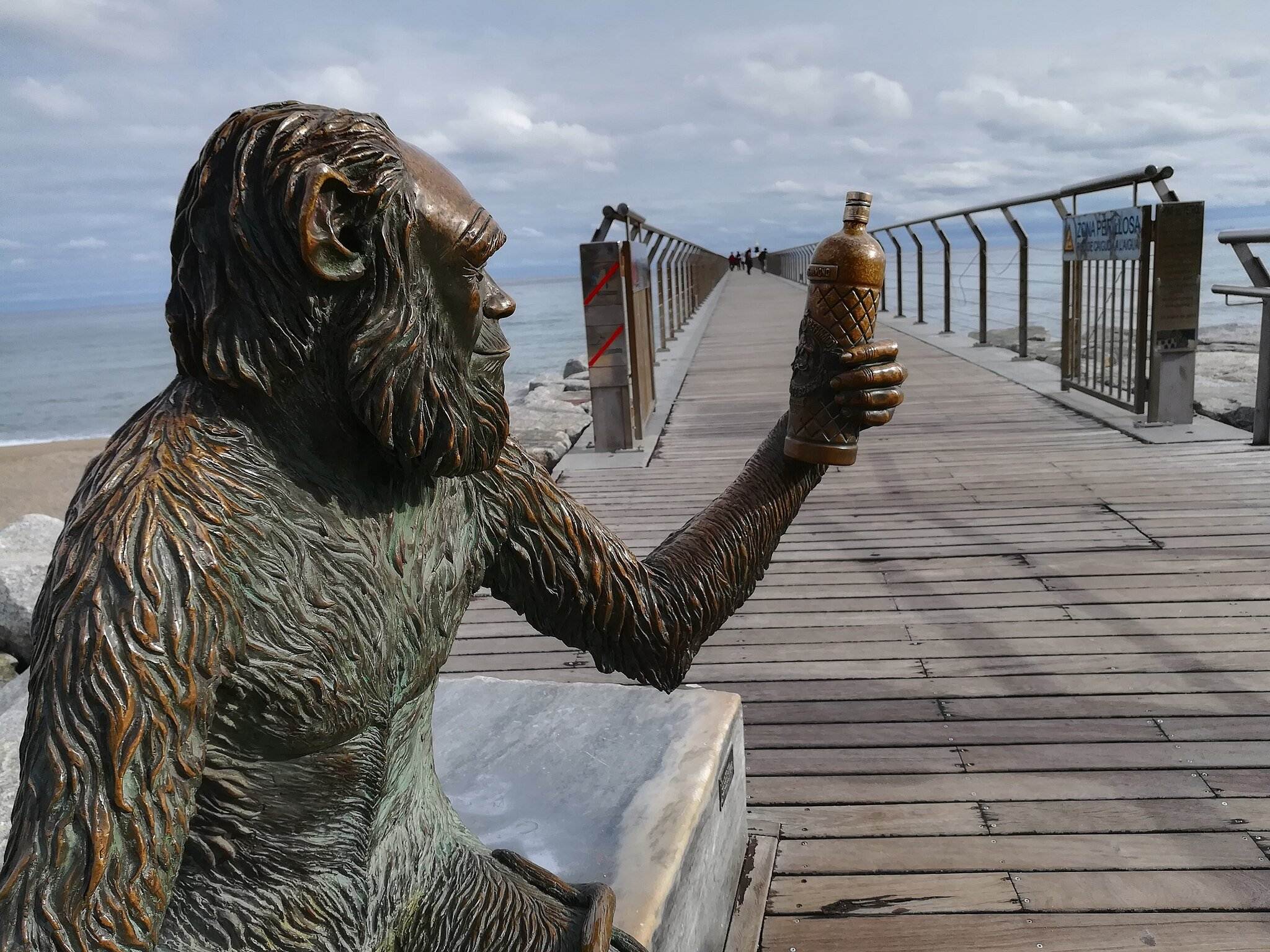 32 Escultura Anís del Mono, de Susana Ruiz, vora el pont del Petroli (Badalona)