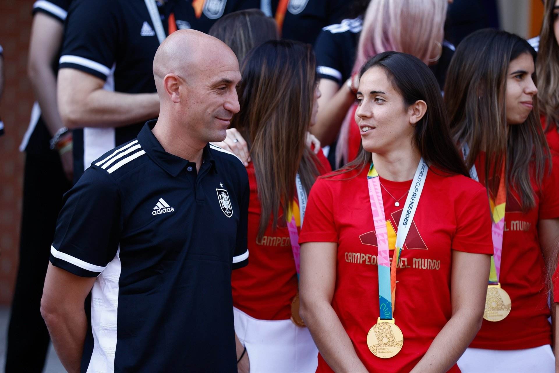 EuropaPress 5391646 luis rubiales talks to rocio galvez during the reception of pedro sanchez