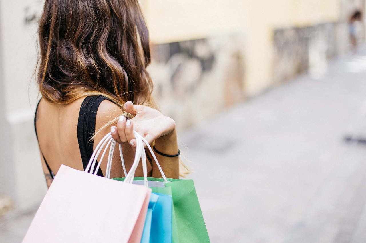 Mujer, de compras. Pixabay