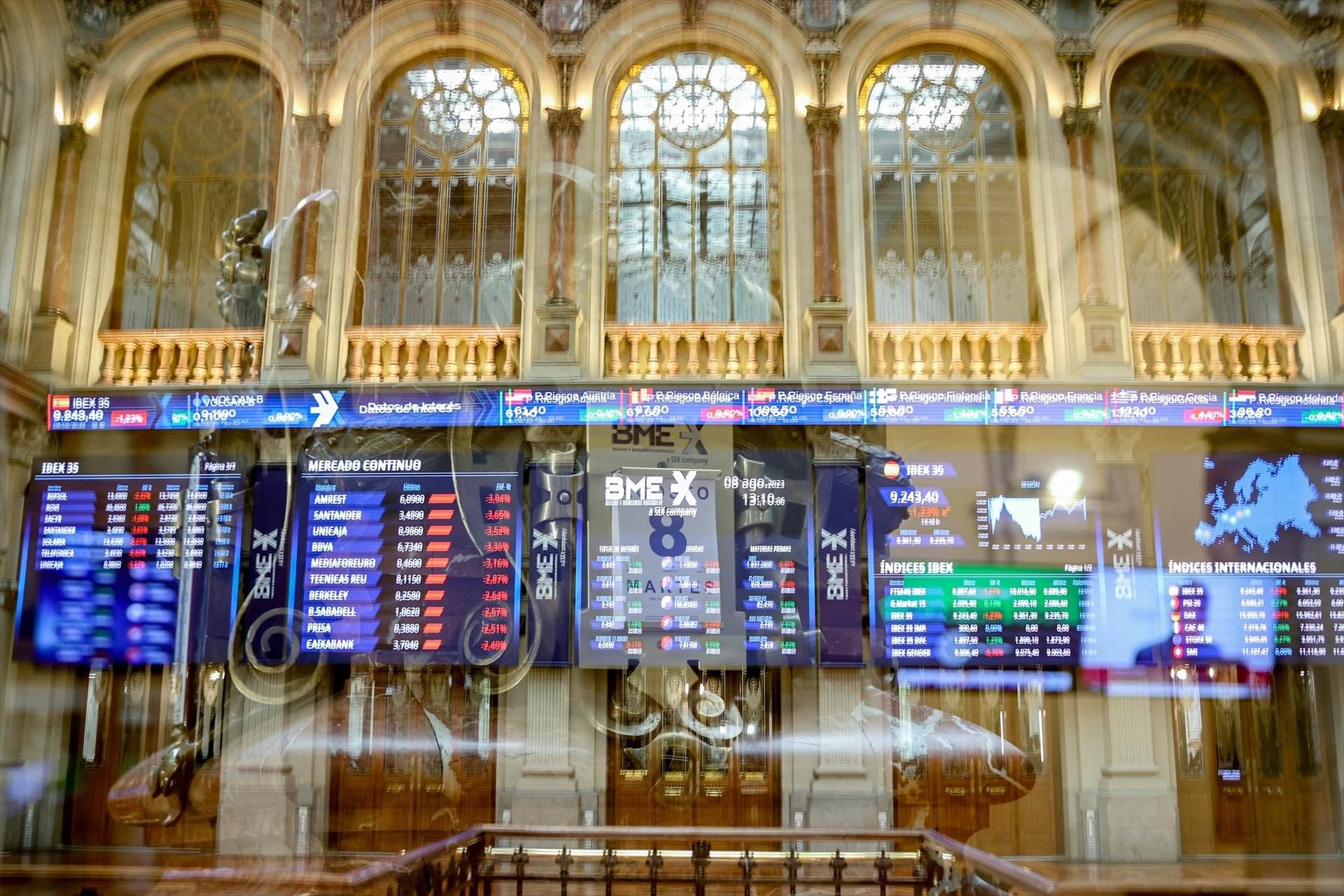 EuropaPress 5372957 paneles muestran indices bursatiles interior palacio bolsa agosto 2023 (1)