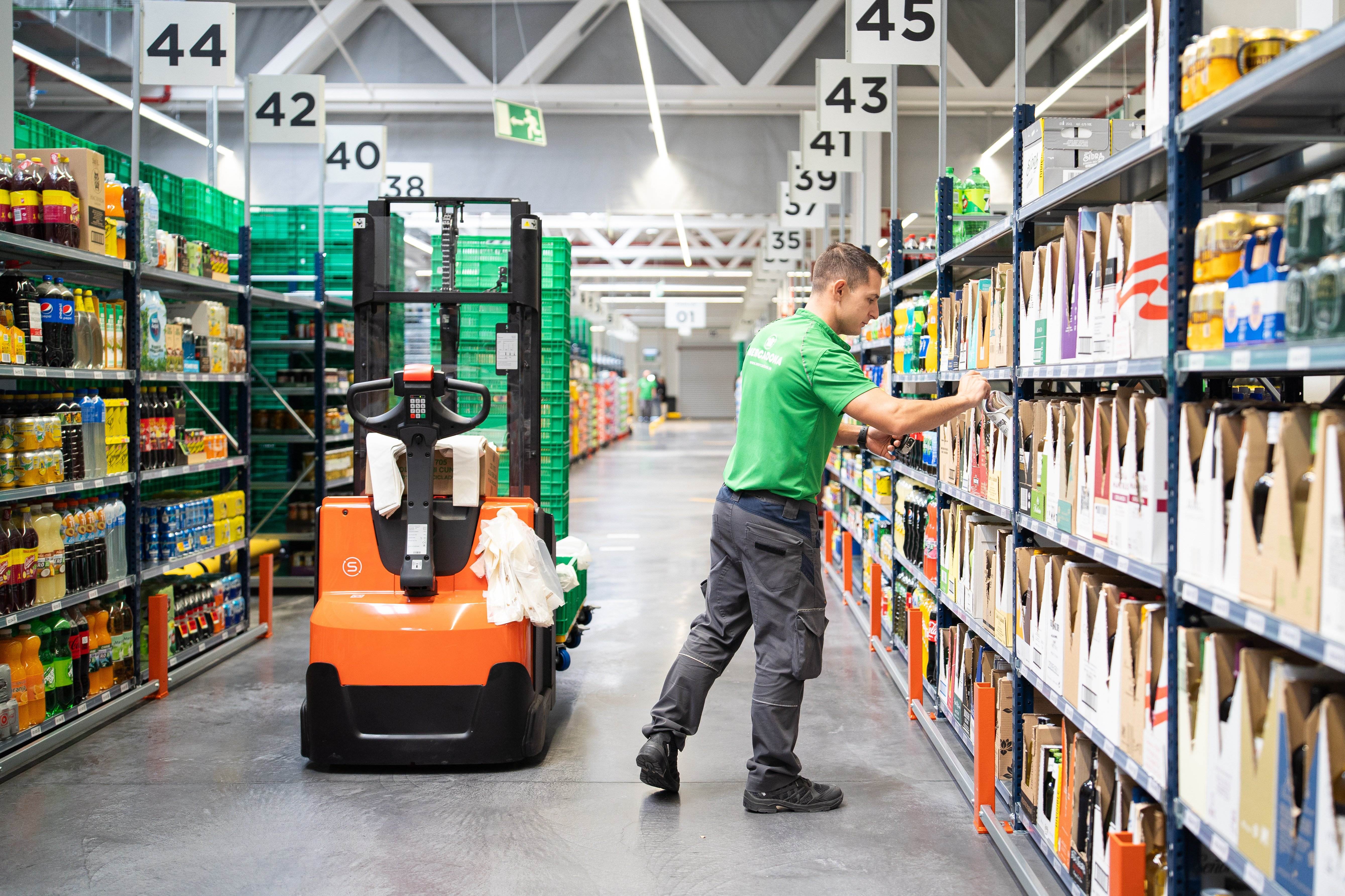 Iván, trabajador de Colmena con transpaleta preparando varias compras online a la vez