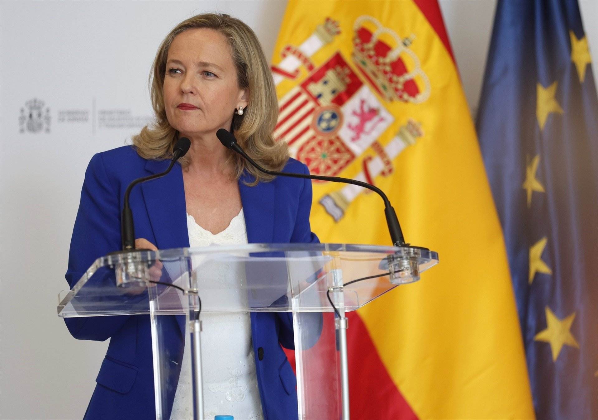 Calviño no descarta prorrogar l'impost a la banca