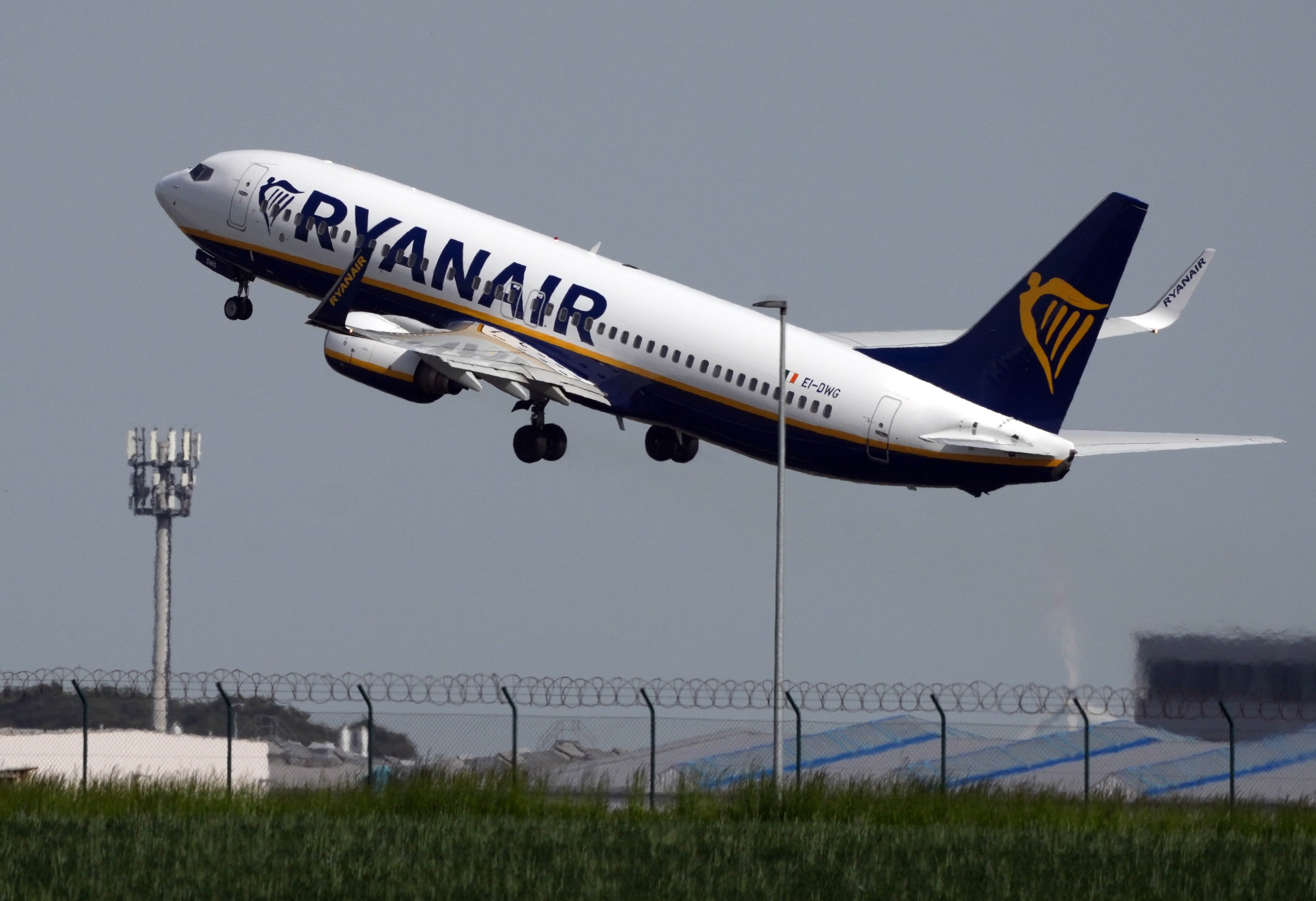 Un avión de Ryanair despegando 