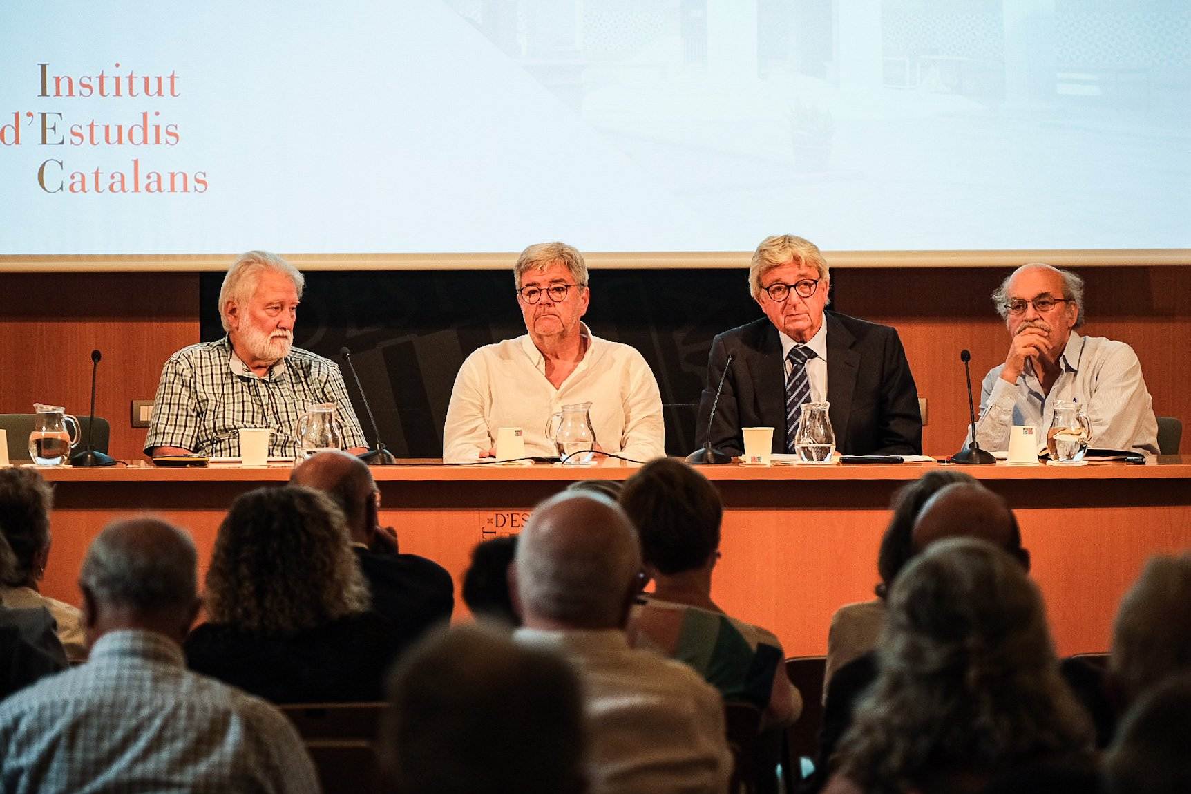Los defensores de la pista sobre el mar atacan a Aena por su negocio inmobiliario