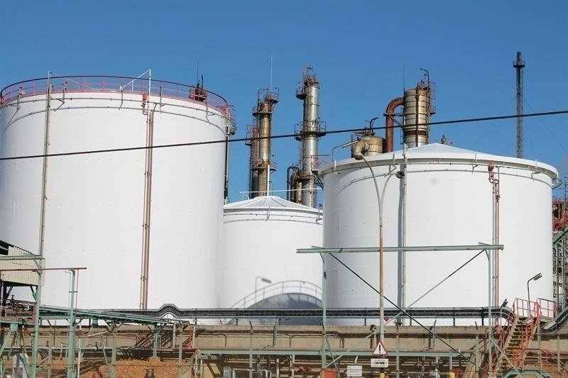 La industria continúa su descenso y su producción cae por segundo mes consecutivo
