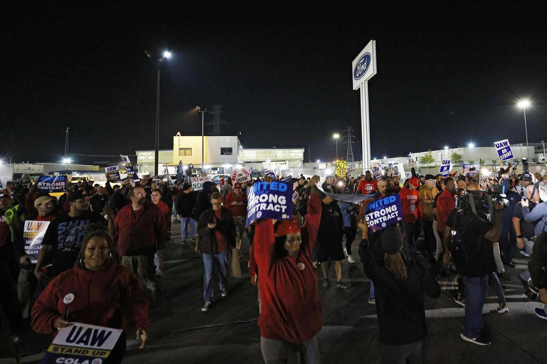 Vaga històrica als EUA: milers de treballadors paren les fàbriques de GM, Ford i Stellantis