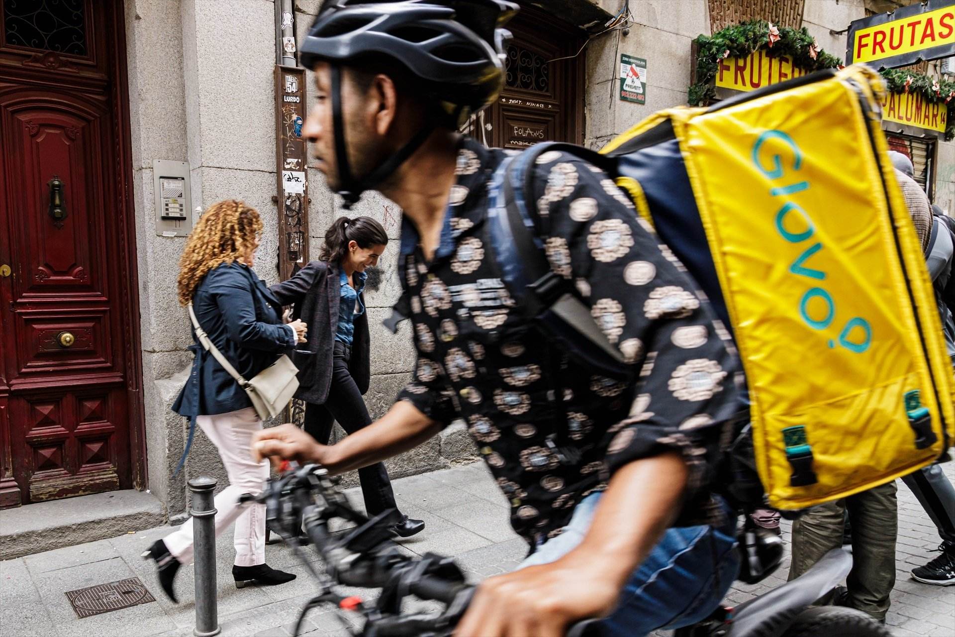 Riders y taxistas pasan a la querella criminal contra Glovo por mantener falsos autónomos pese a las multas