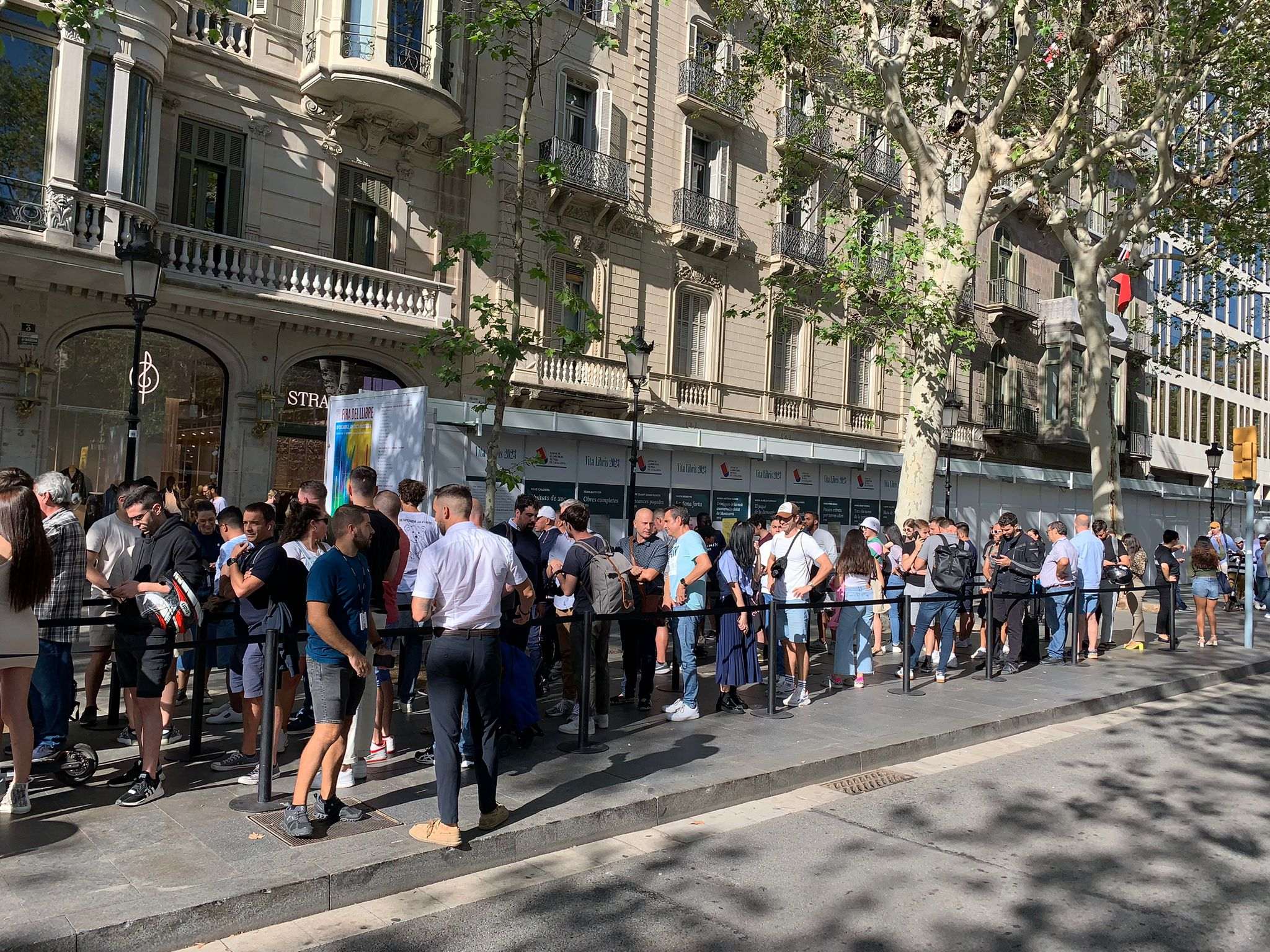 Cues a la botiga Apple de Barcelona per comprar o recollir el nou iPhone 15