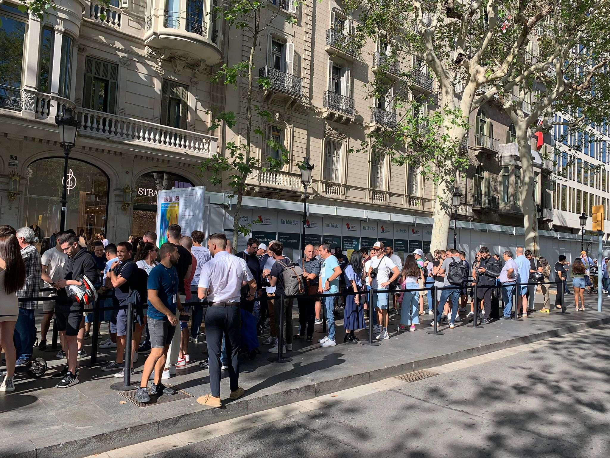 Colas en la tienda Apple de Barcelona para comprar o recoger el nuevo iPhone 15