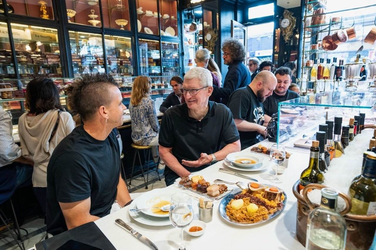 Tim Cook aparece en Madrid en pleno lanzamiento mundial del nuevo iPhone 15