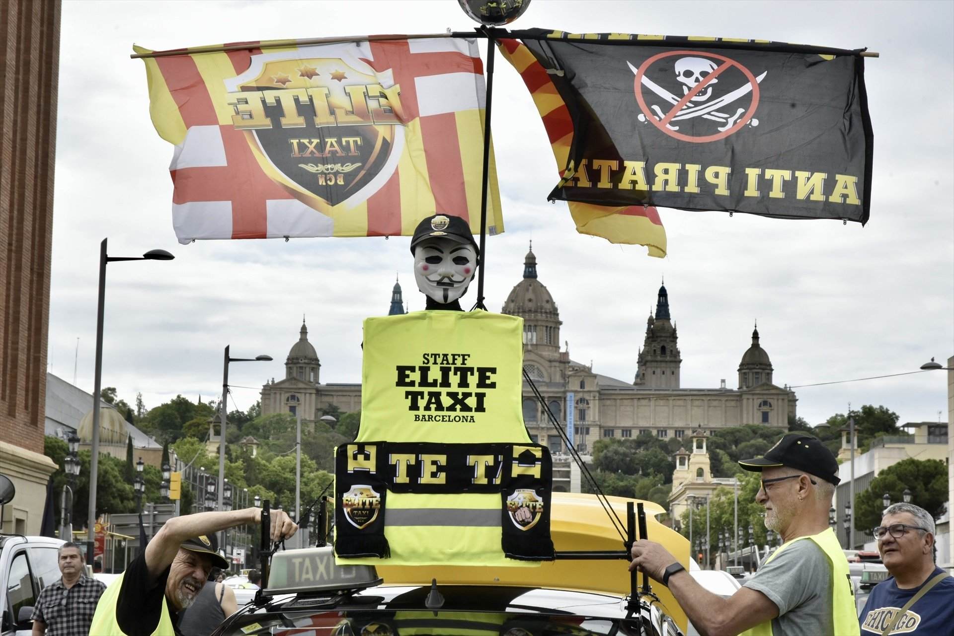 EuropaPress 5270149 pancartas banderas elite taxi marcha lenta delegacion gobierno contra
