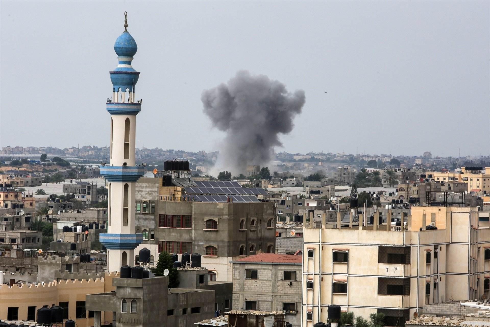 Imatge després de l'impacte d'un míssil israelià a la ciutat de Rafah / Foto: EFE