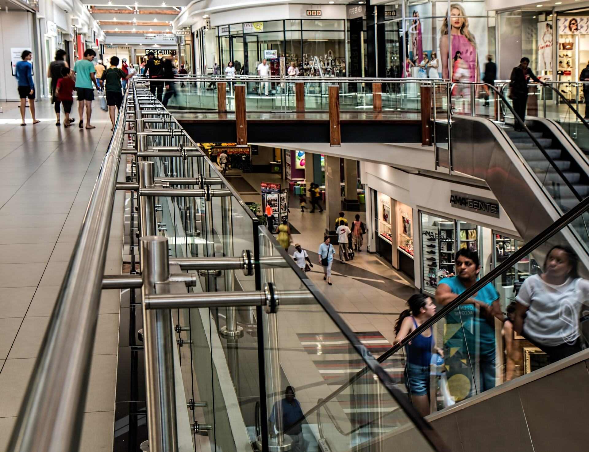 Freno en los negocios en marzo: industria y servicios caen a niveles de 2020