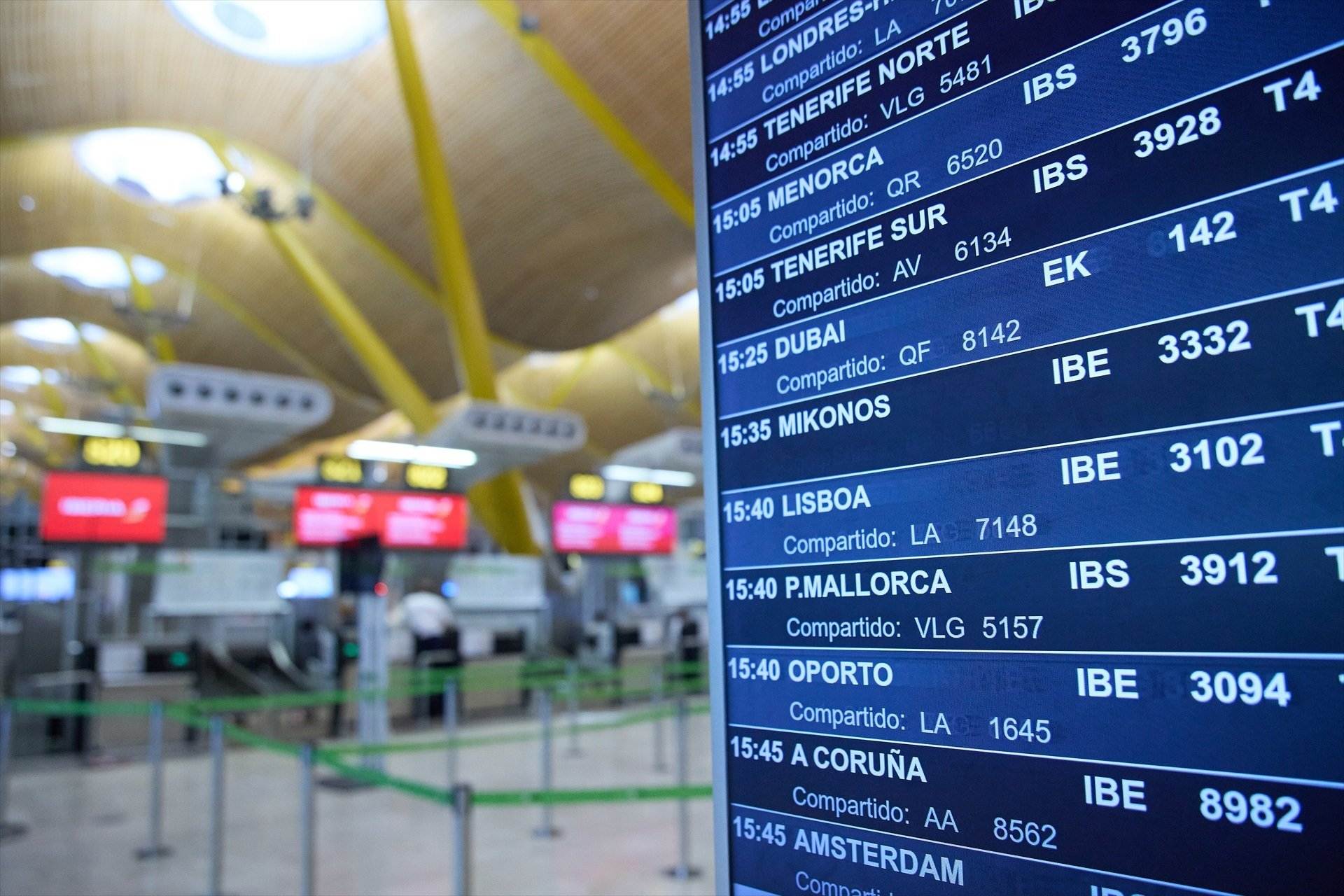 EuropaPress 5360734 panel informativo salidas vuelos zona facturacion terminal aeropuerto