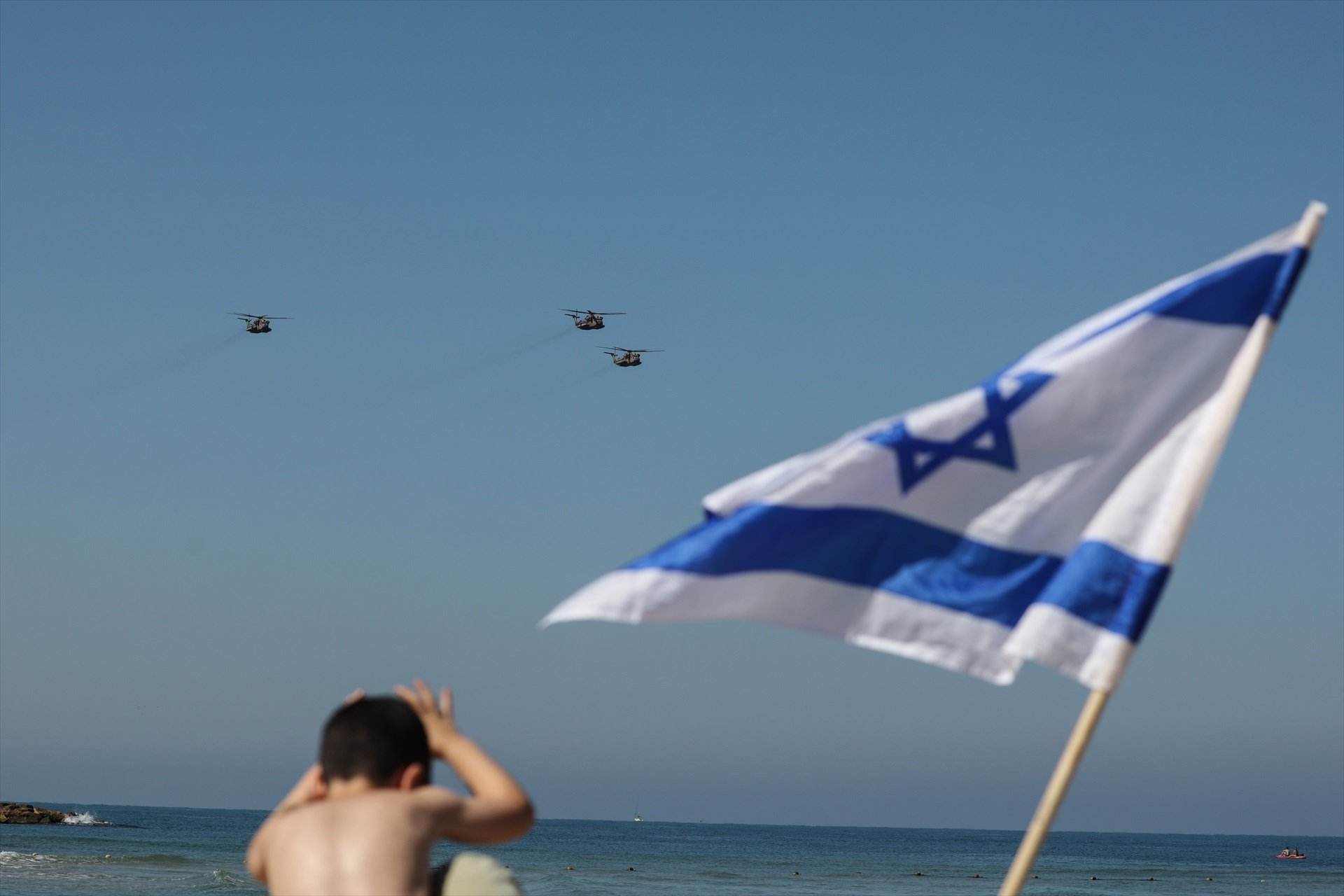 EuropaPress 5149050 26 april 2023 israel tel aviv helicopters fly over tel aviv during an air