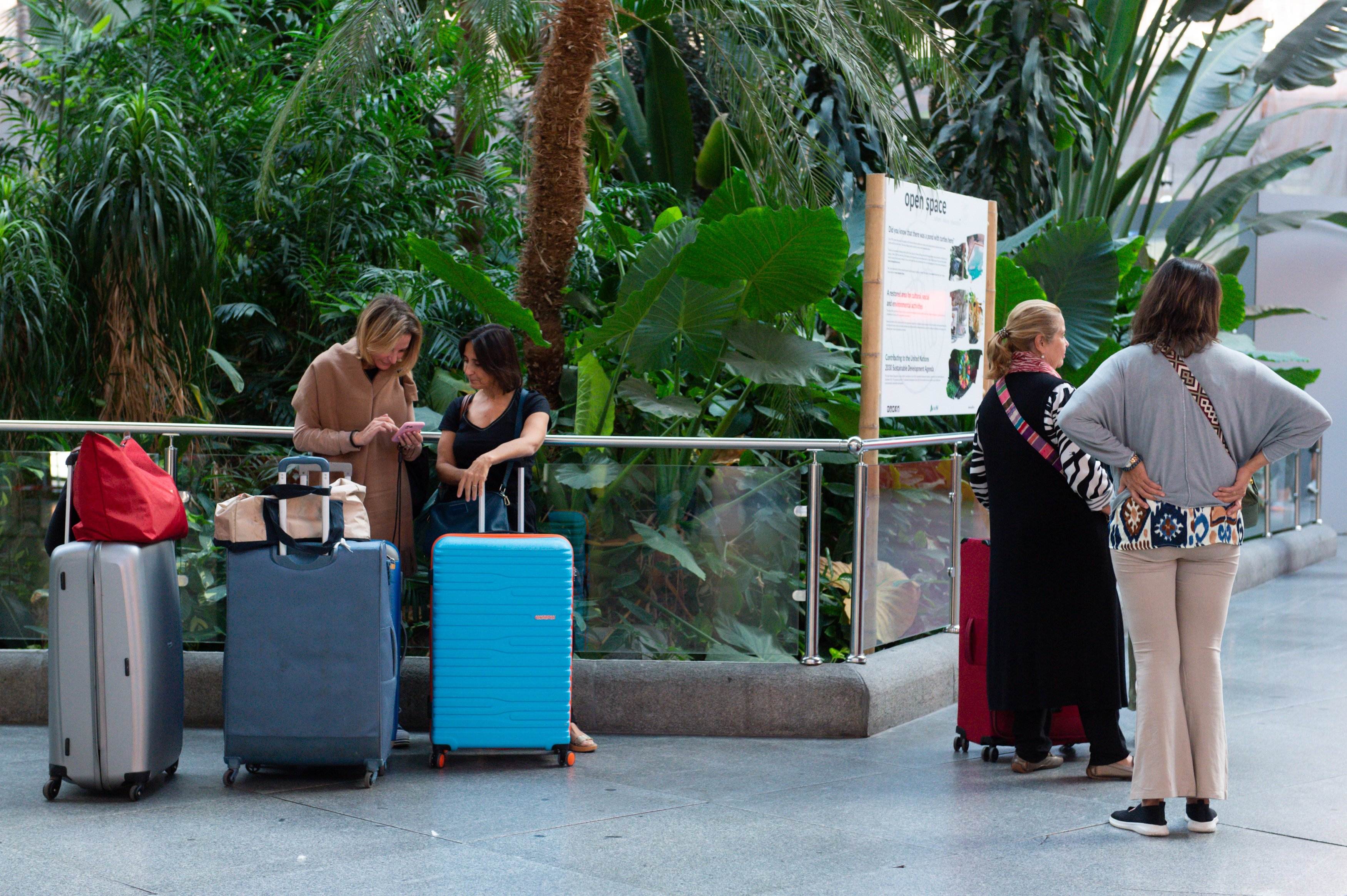 turistas  esperan maletas estacion puerta atocha almudena grandes Europa Press