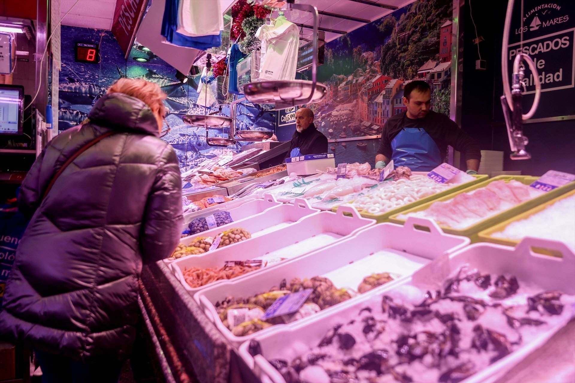 EuropaPress 4887971 mujer realiza ultimas compras pescado marisco tienda comestibles mares