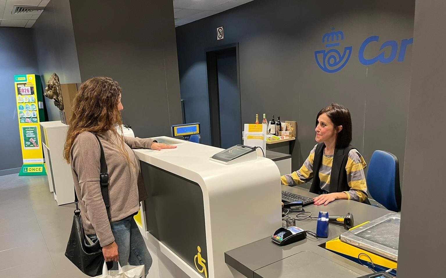 Los clientes de BBVA ya pueden retirar efectivo en las 2.400 oficinas de Correos