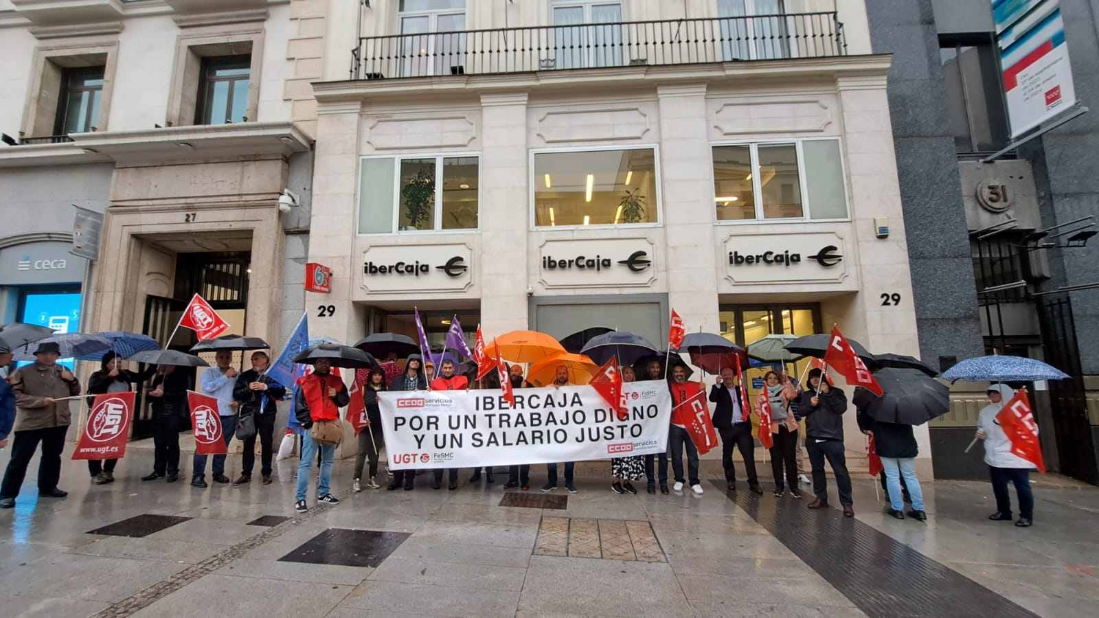La plantilla de Ibercaja se revuelve contra la cúpula y protesta en Madrid