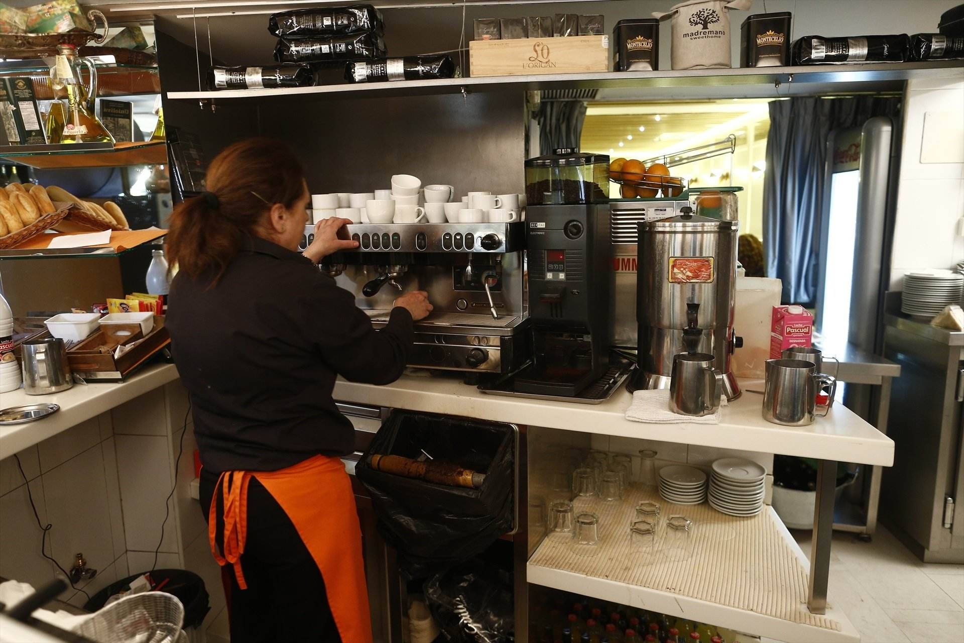 EuropaPress 5355407 trabajador trabajando camarero bar autonomo consumo cafeteria cafe precios