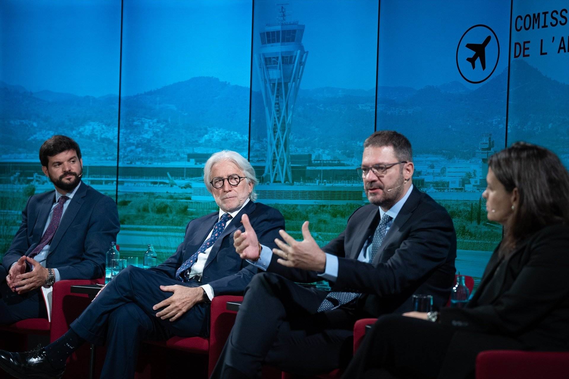 Foment apuesta por ampliar el Aeropuerto de El Prat alargando la pista por encima de la Ricarda