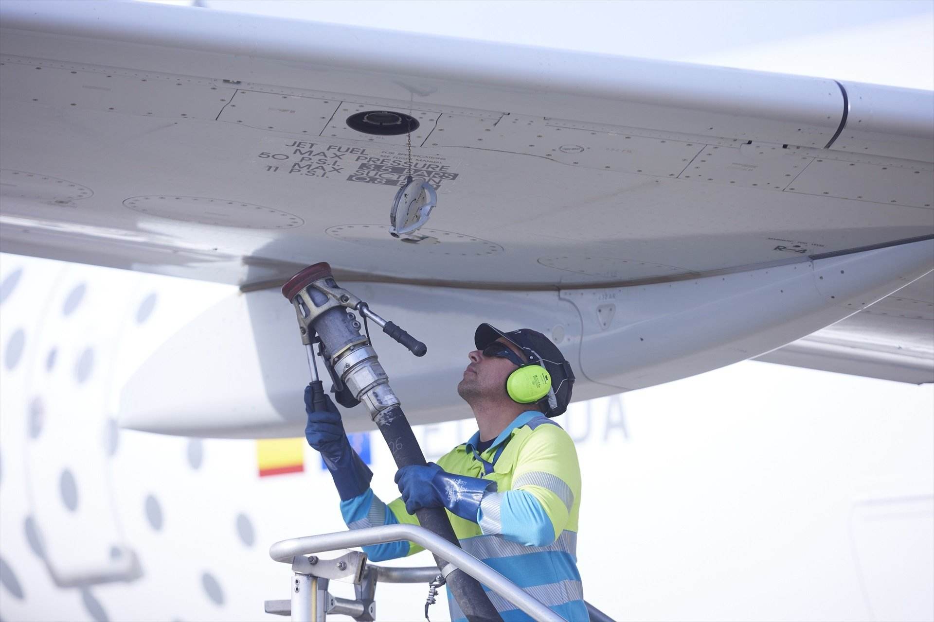 EuropaPress 4834721 operario realiza maniobra recargar avion presentacion nuevo combustible