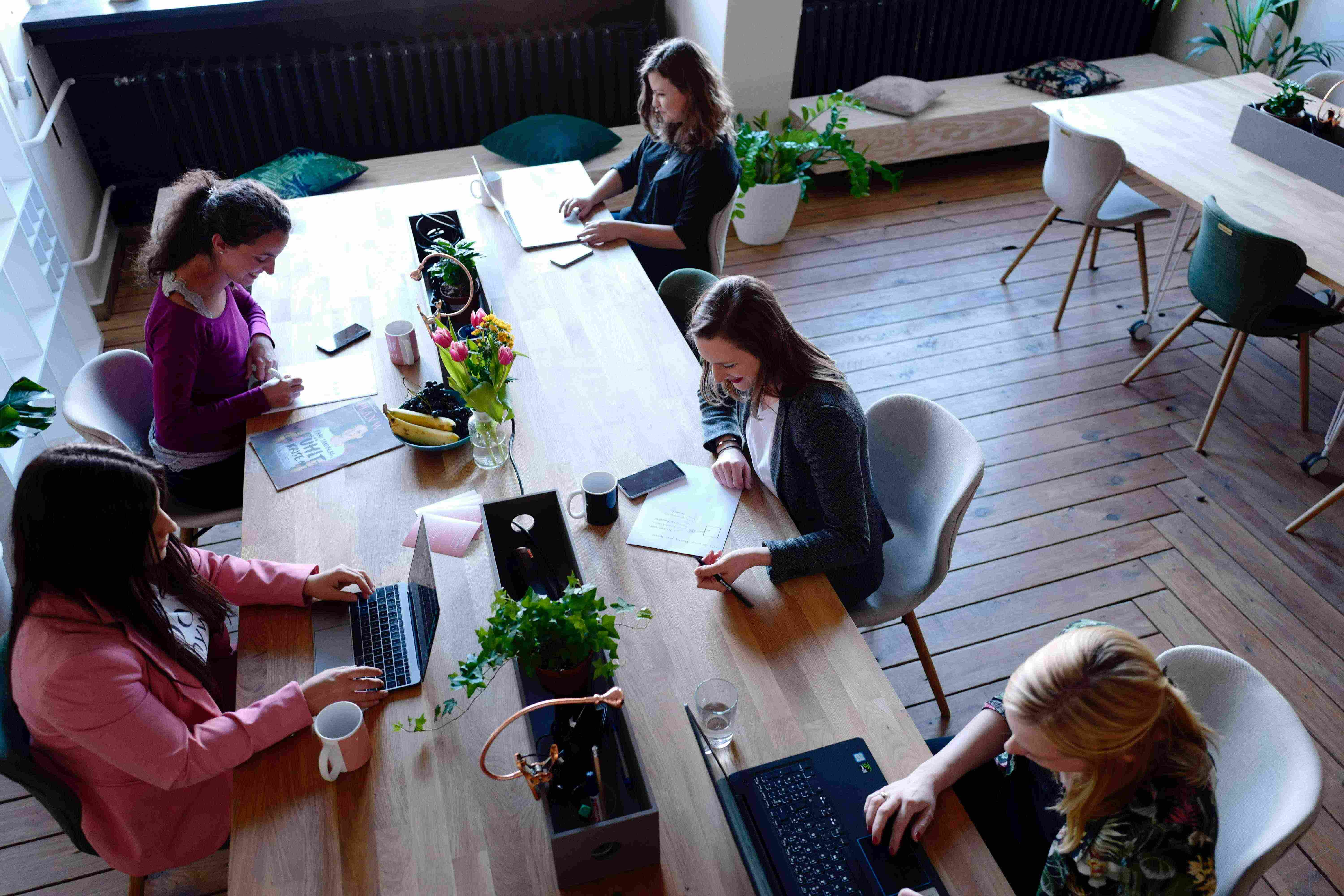 Mujeres trabajando Unsplash