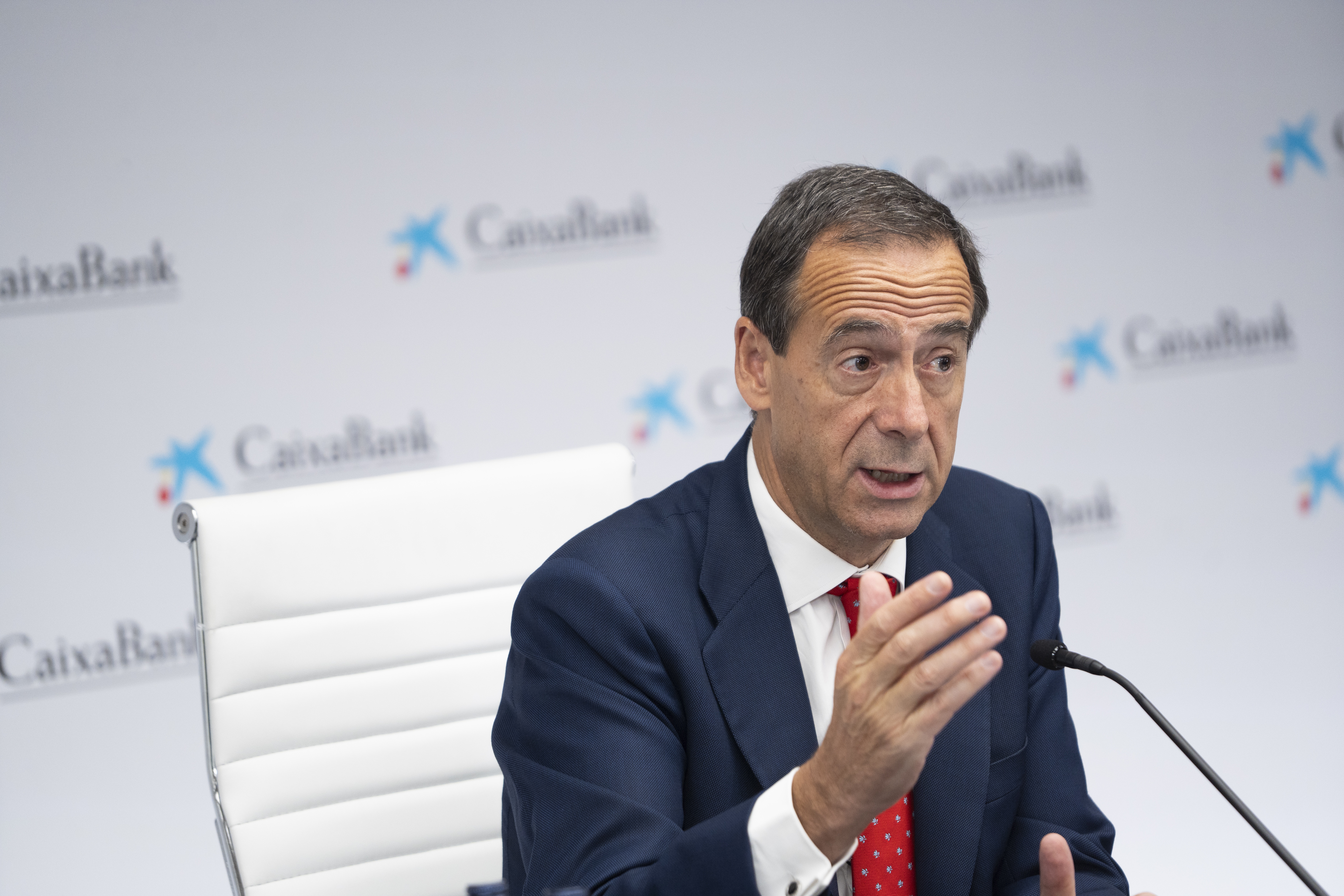 Gortázar (CaixaBank) cree que alargar el impuesto a la banca "es pegarse un tiro en el pie"
