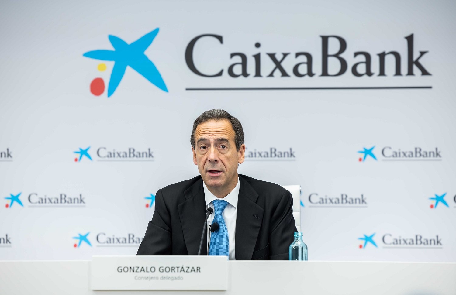 CaixaBank prevé ganar 4.600M este año y revisará en enero los objetivos de 2024
