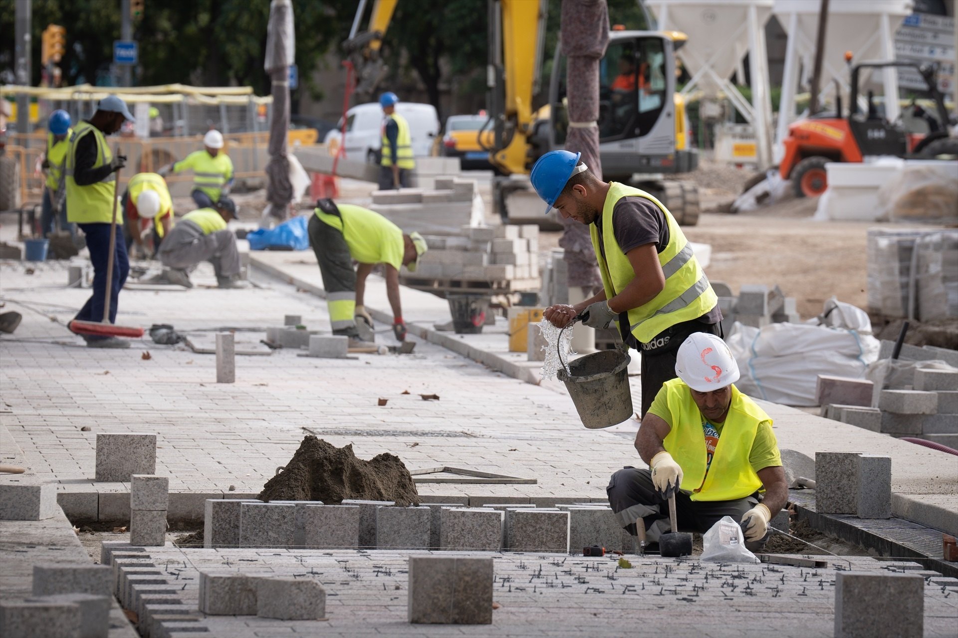 EuropaPress 5531880 trabajadores realizando obras ramblas barcelona 25 octubre 2023 barcelona