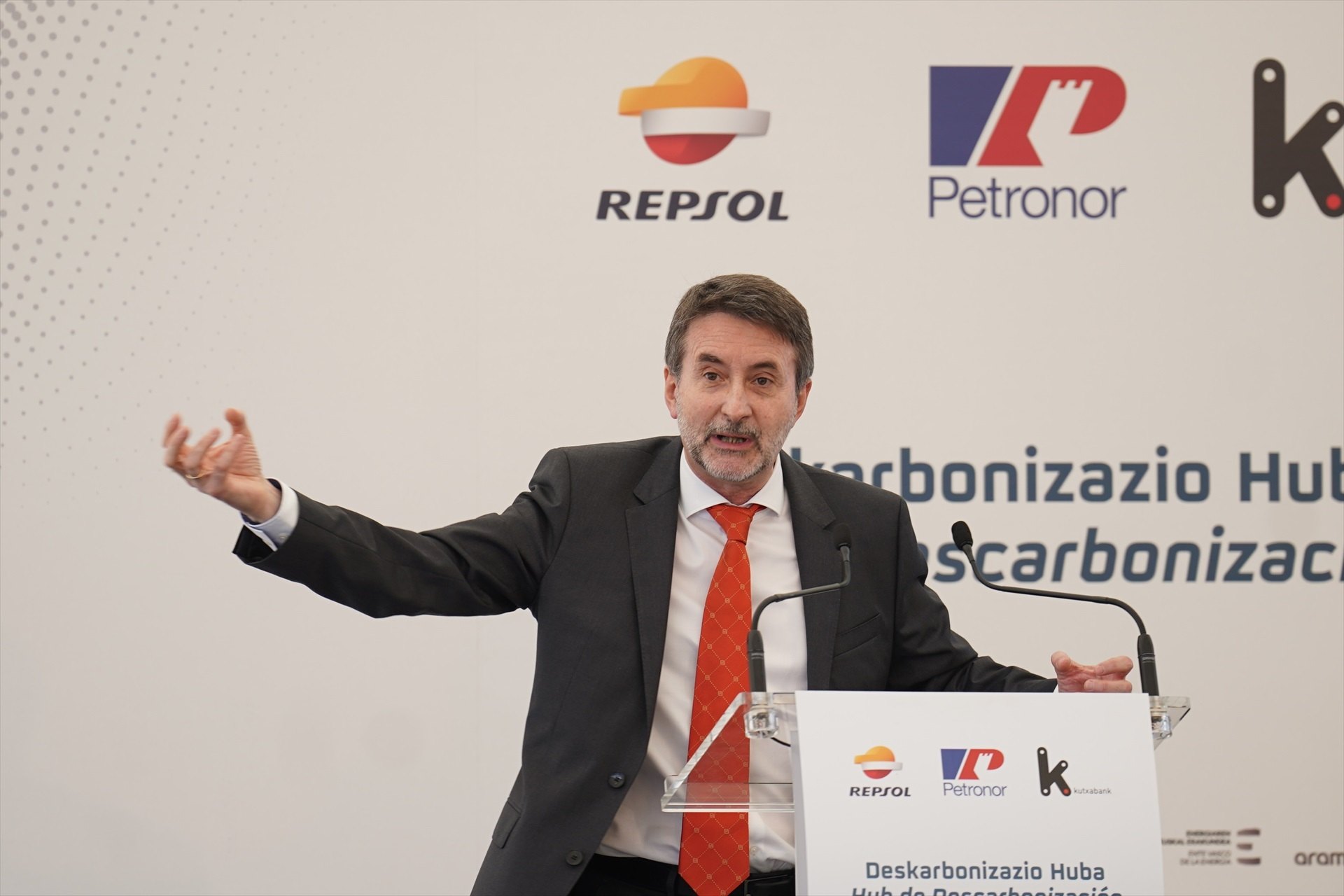 EuropaPress 4479292 consejero delegado repsol josu jon imaz interviene acto primera piedra hub