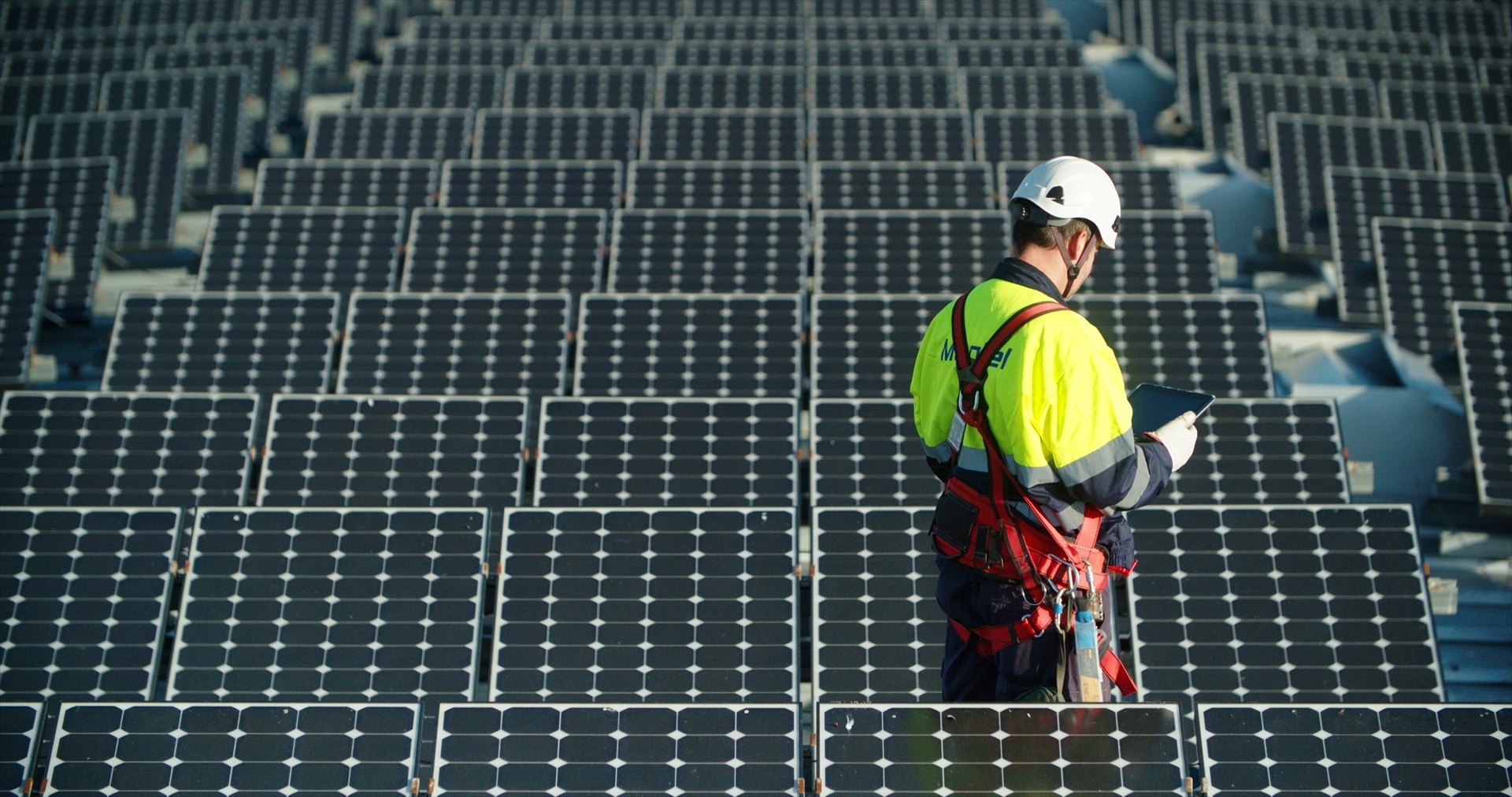 Técnico magtel controla instalacion placas solares autosuficiencia / EP