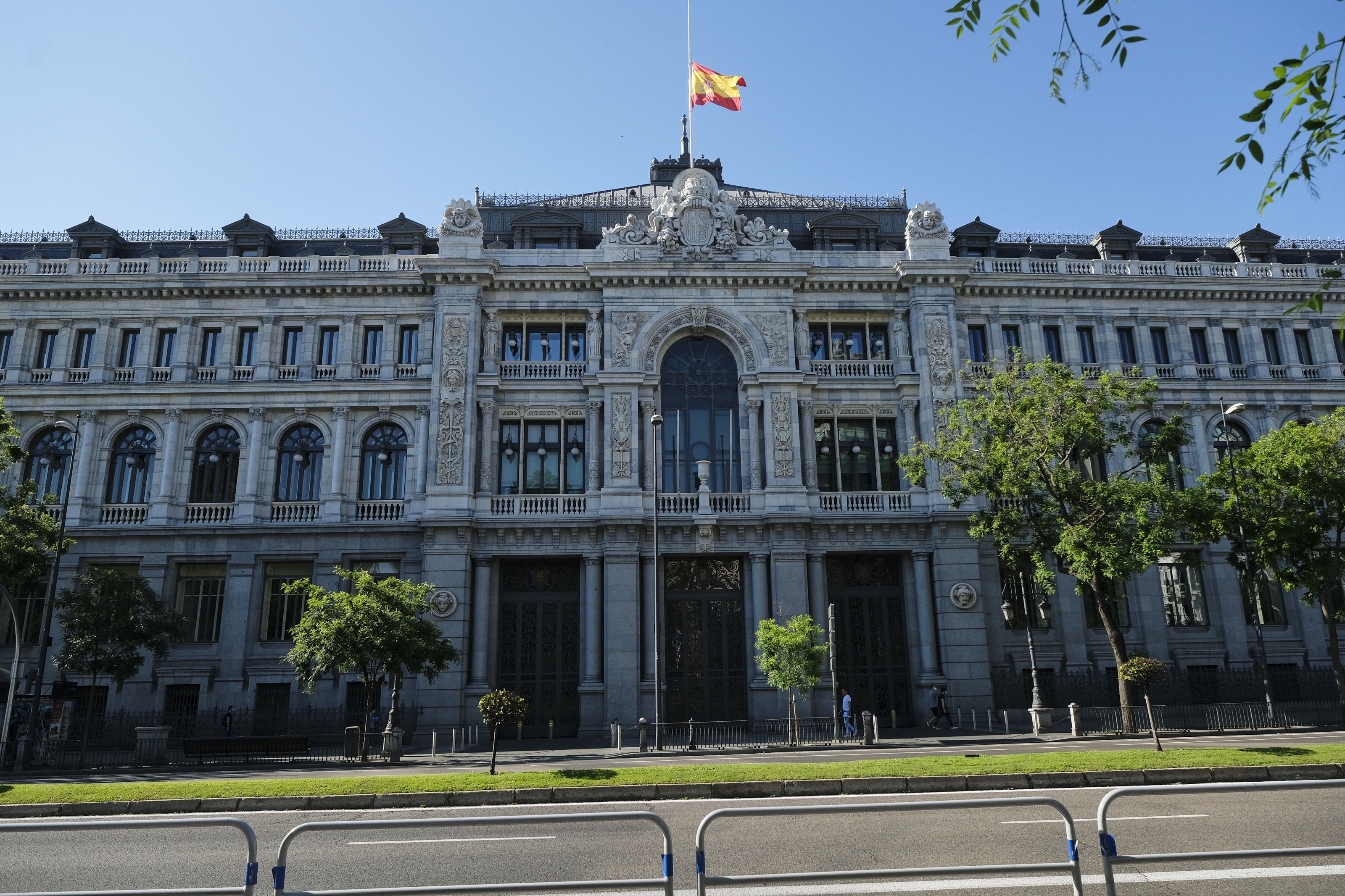 EuropaPress 3167988 bandera espana media asta sede banco espana todas banderas edificios