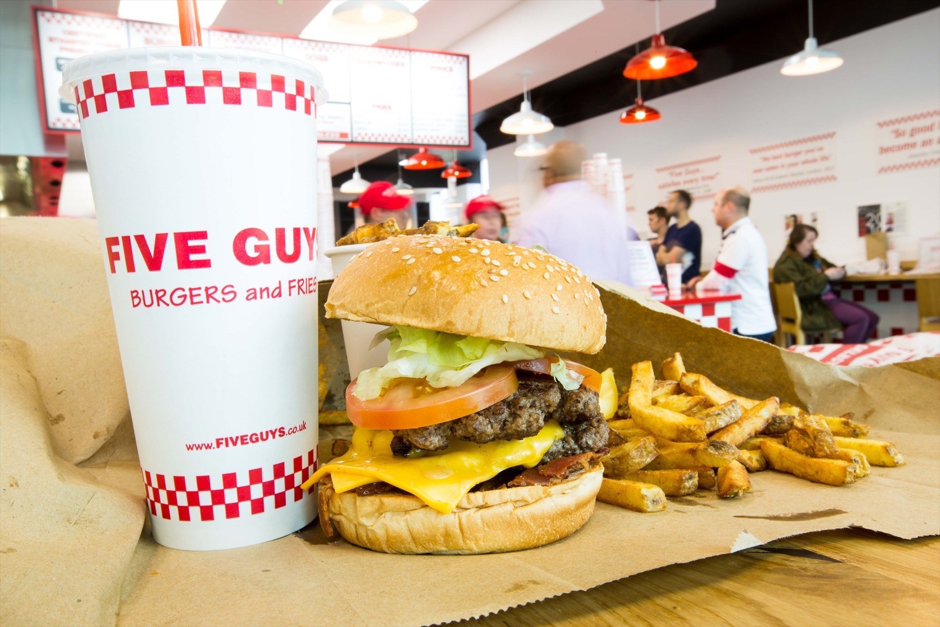 Five Guys celebra su séptimo aniversario en España vendiendo un 83% más