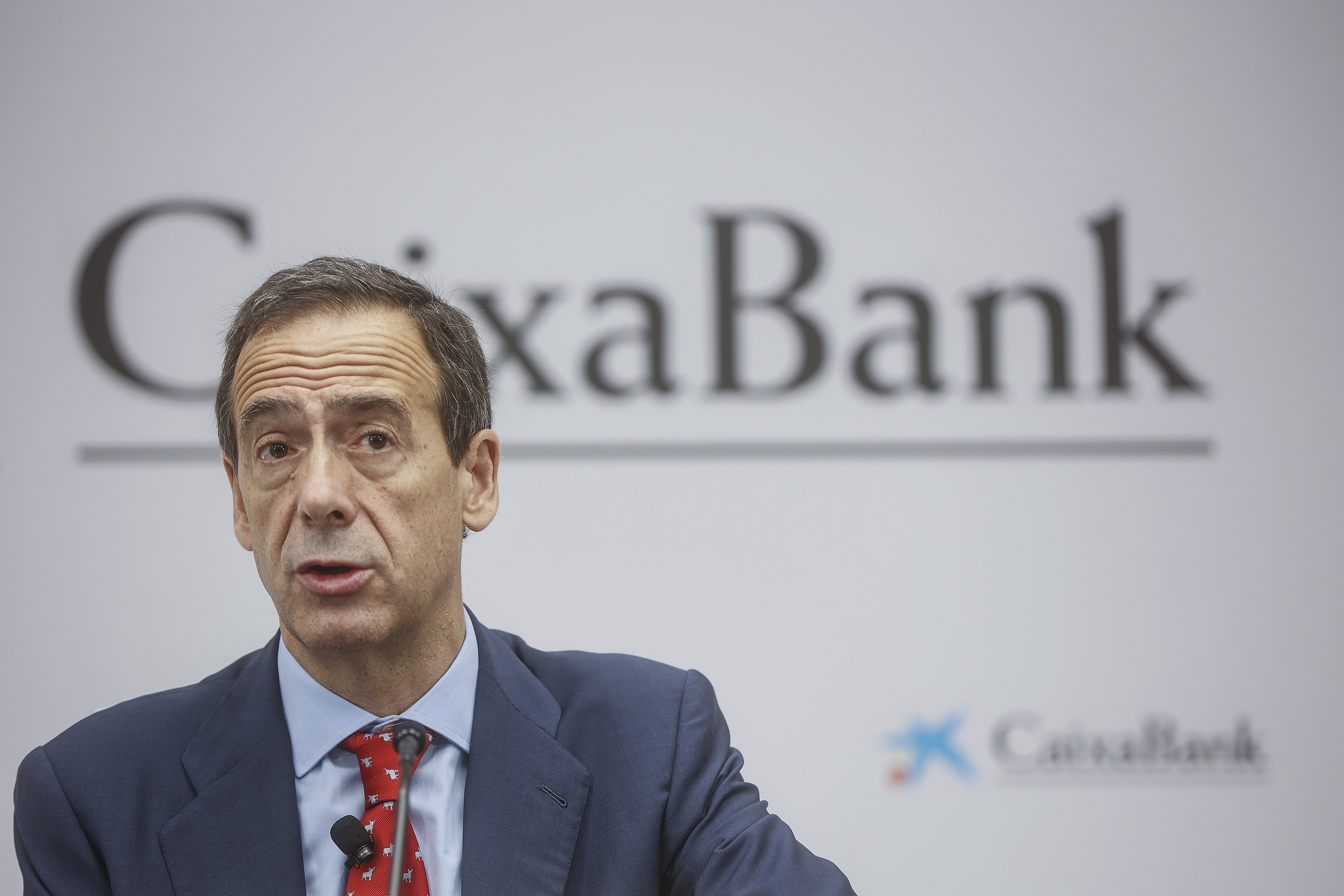 CaixaBank perd 680.000 clients des de la fusió, però els que tenen són més fidels