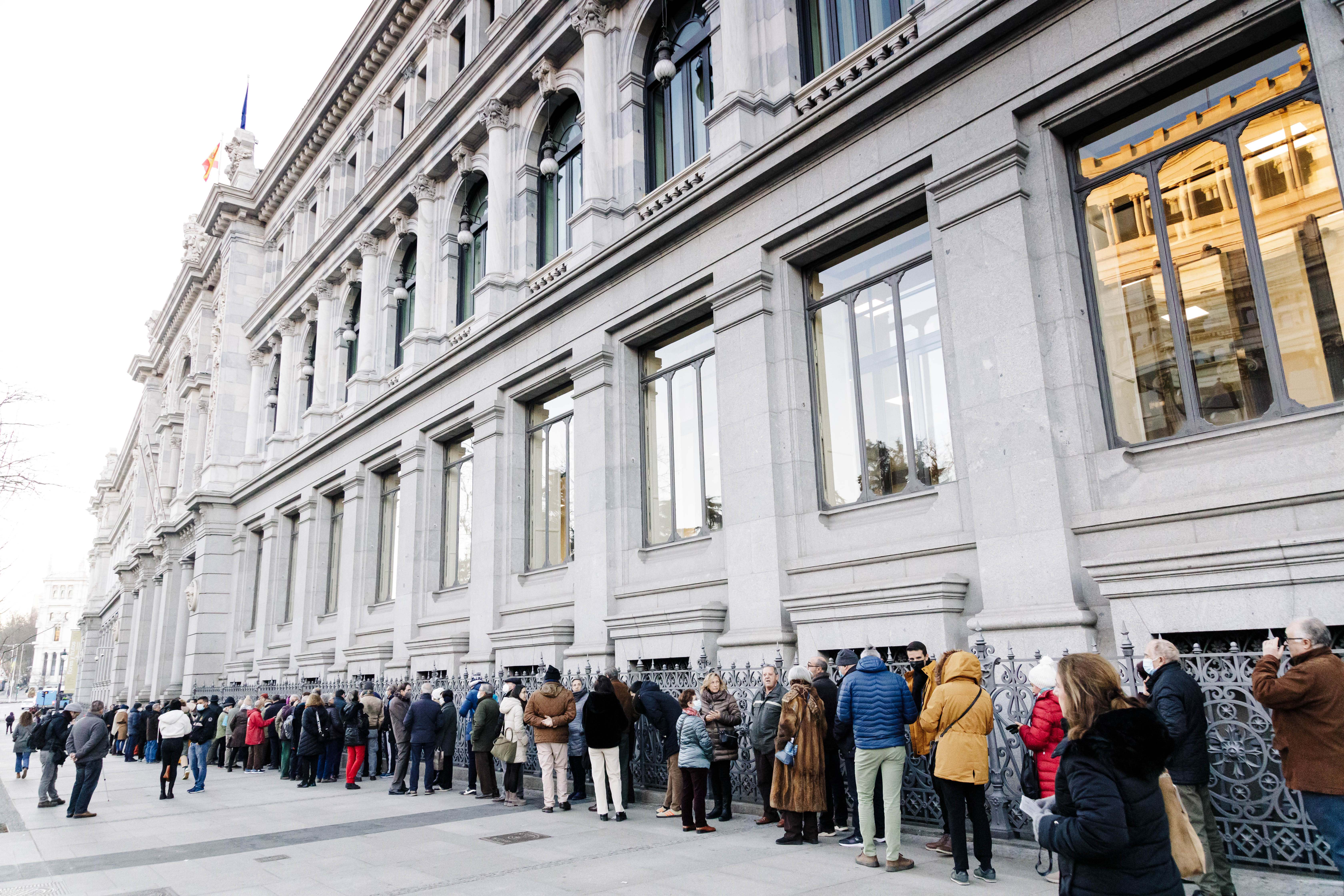 EuropaPress 4963499 decenas personas hacen cola contratar letras tesoro banco espana febrero