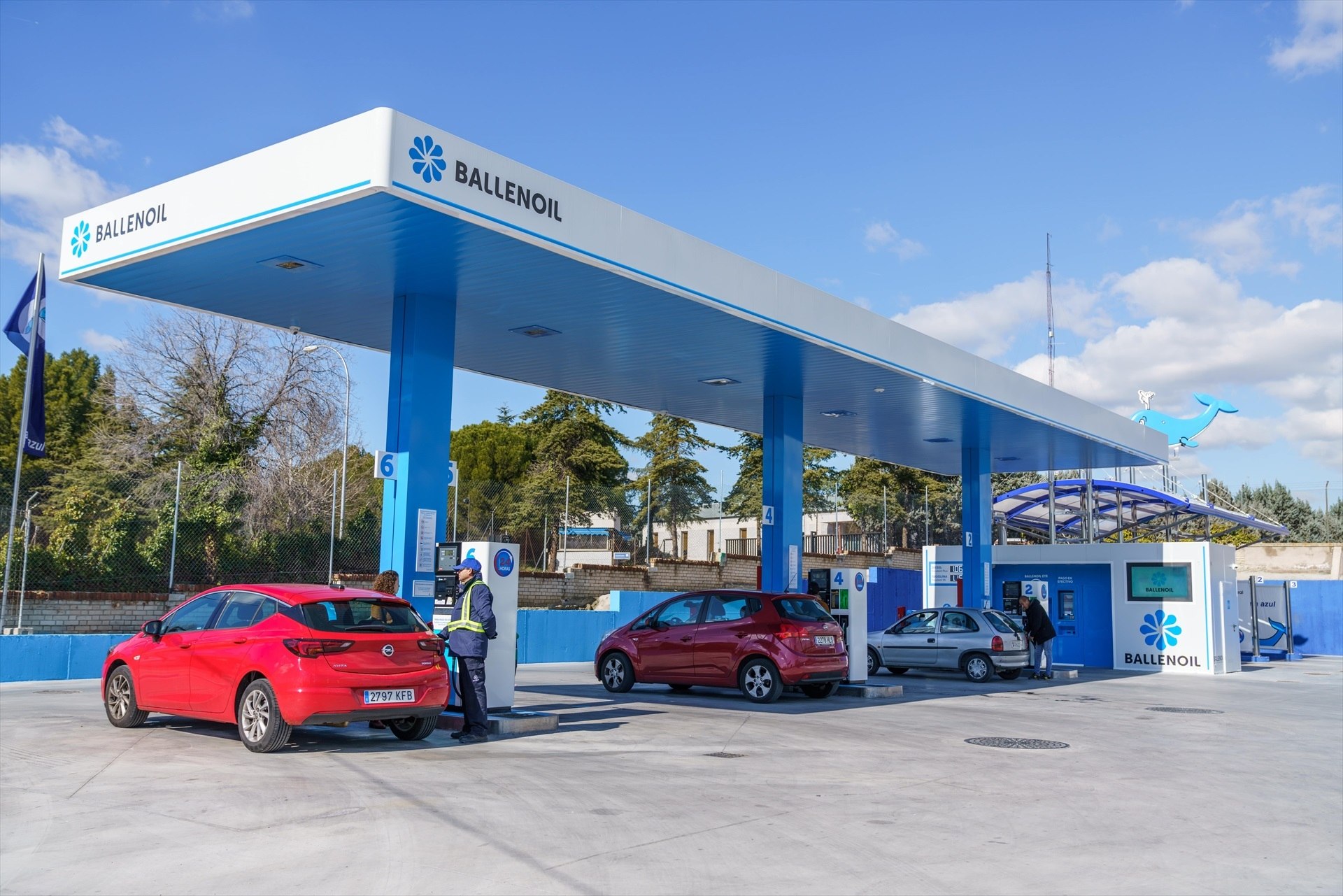 Cepsa entra en el mercado low cost con la compra de Ballenoil y supera las 2.000 gasolineras