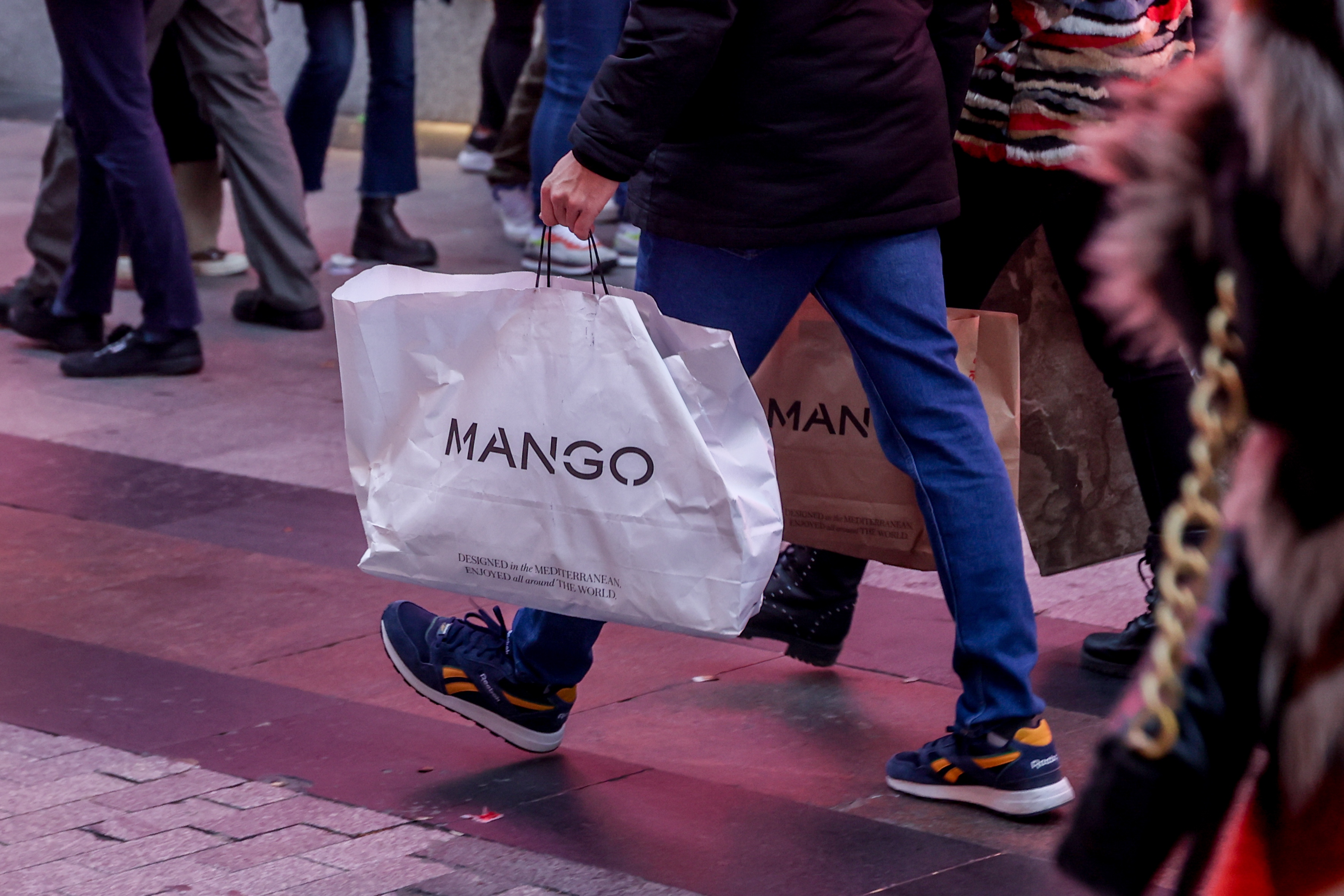 EuropaPress 4908700 hombre bolsas tienda mango enero 2022 madrid espana ya comenzado rebajas