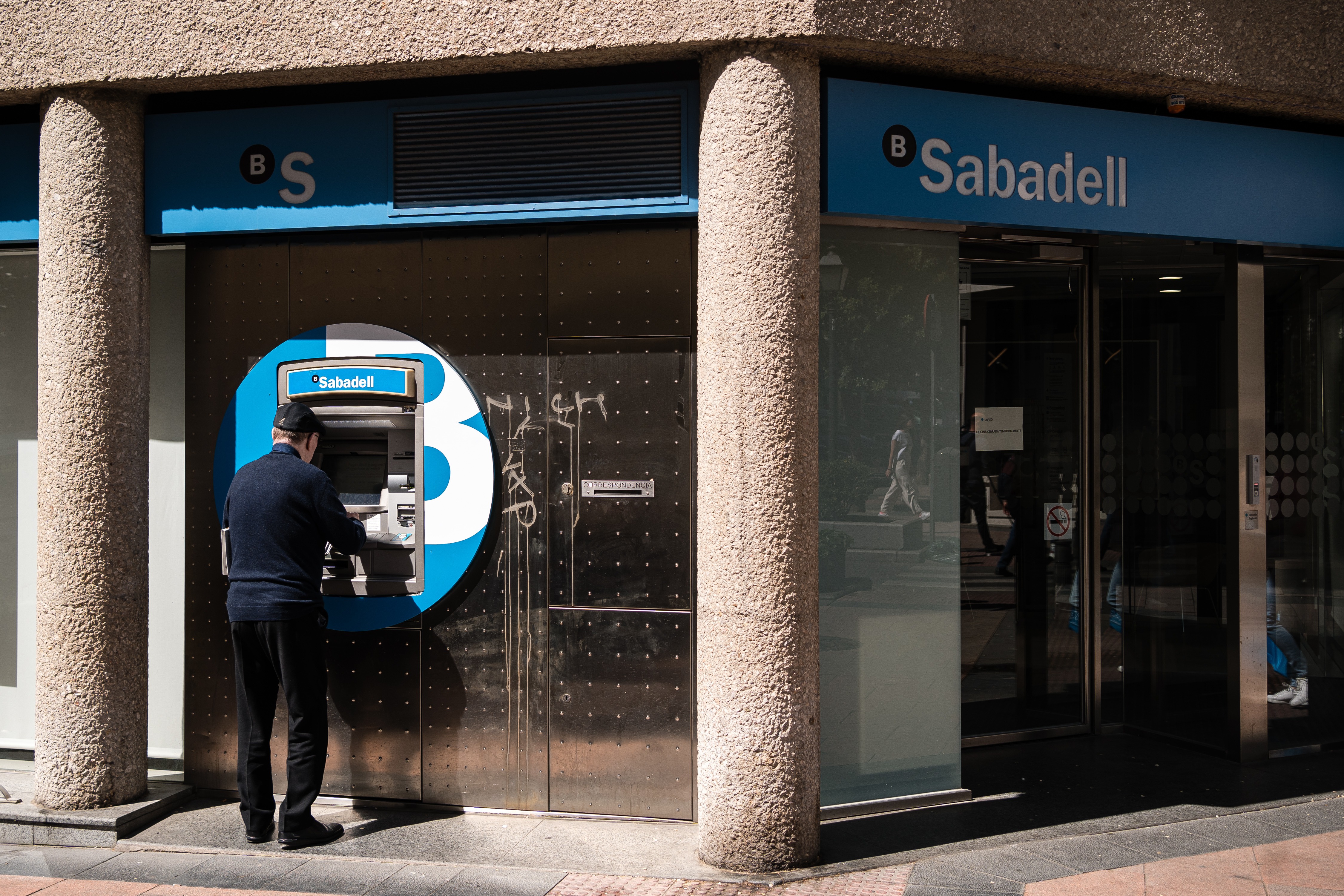 EuropaPress 5136154 hombre cajero entidad bancaria sabadell sido atracada calle nunez balboa 21
