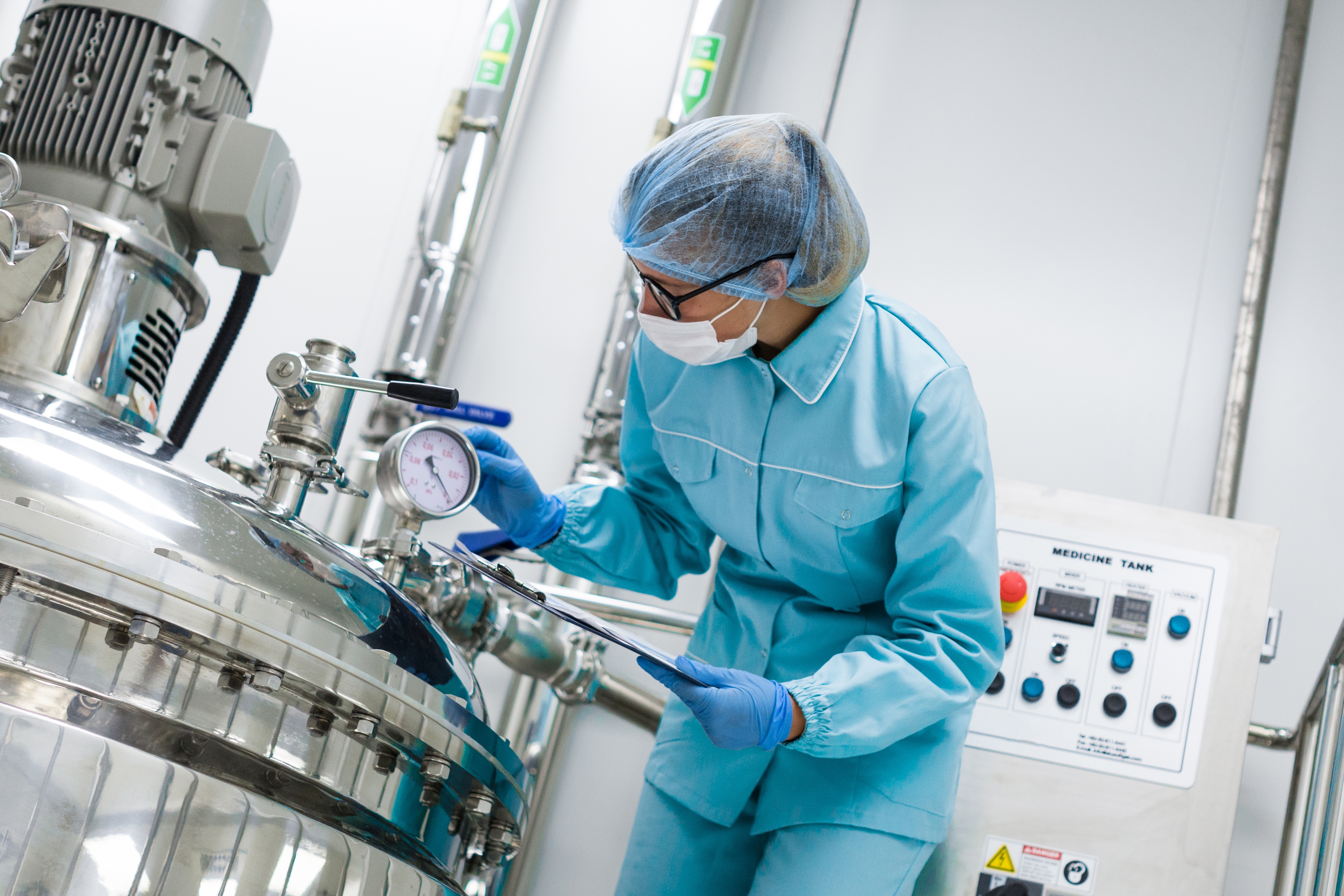 cientifico doblado uniforme laboratorio azul comprueba como funciona tanque compresor tableta manos cerca