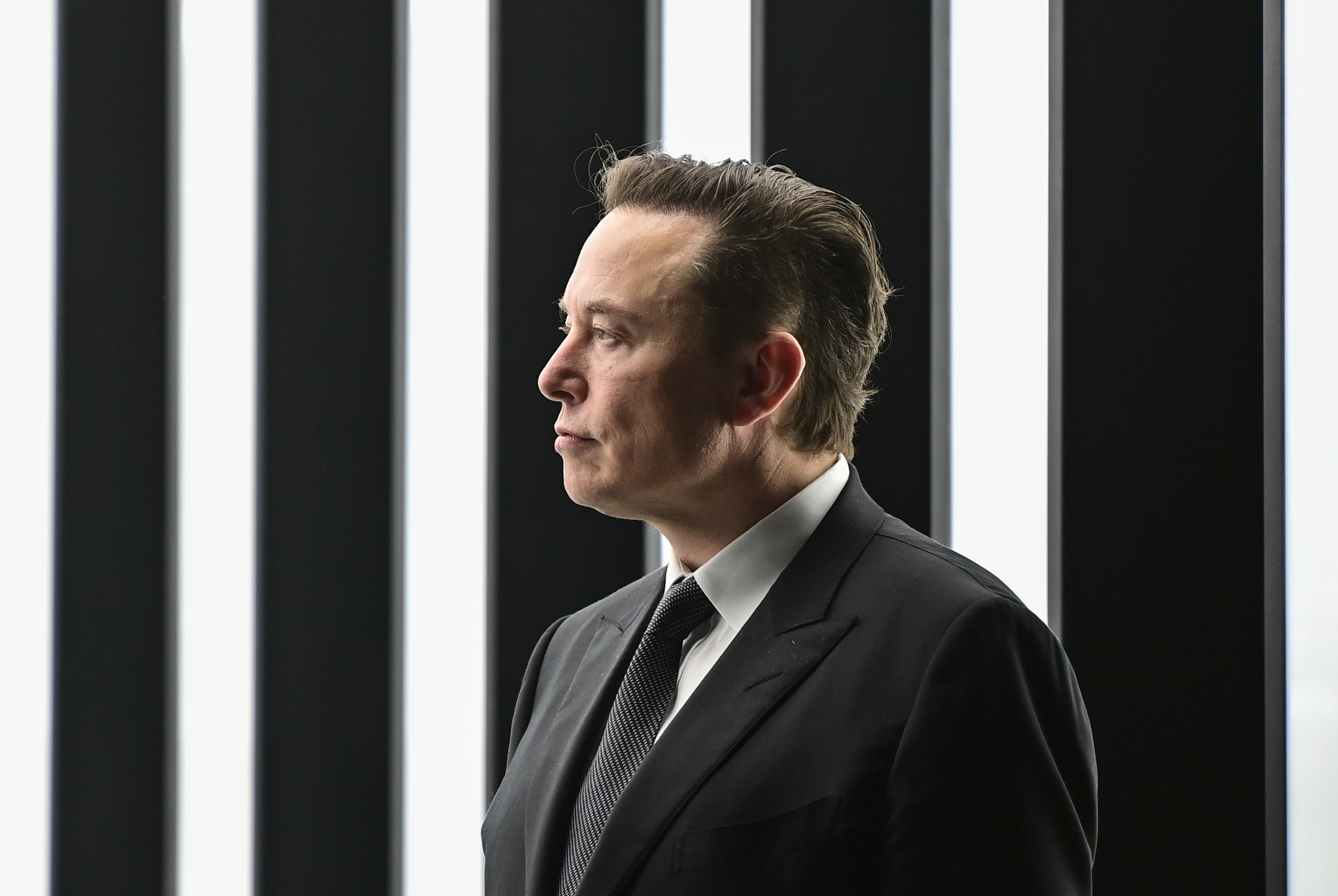 Apple suspende su publicidad en X (Twitter) tras un polémico comentario de Musk