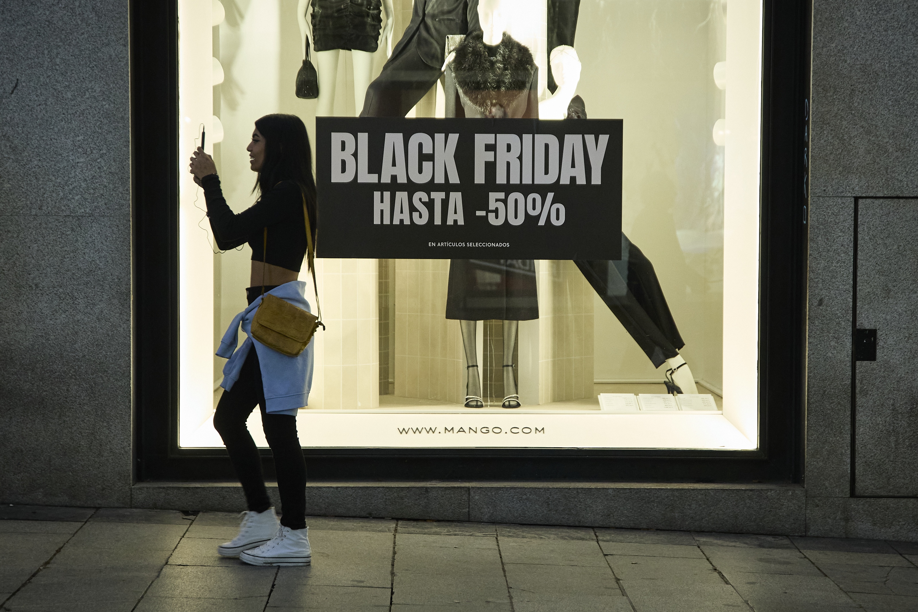 EuropaPress 4830784 varias personas pasan delante comercios anuncian descuentos black friday 23