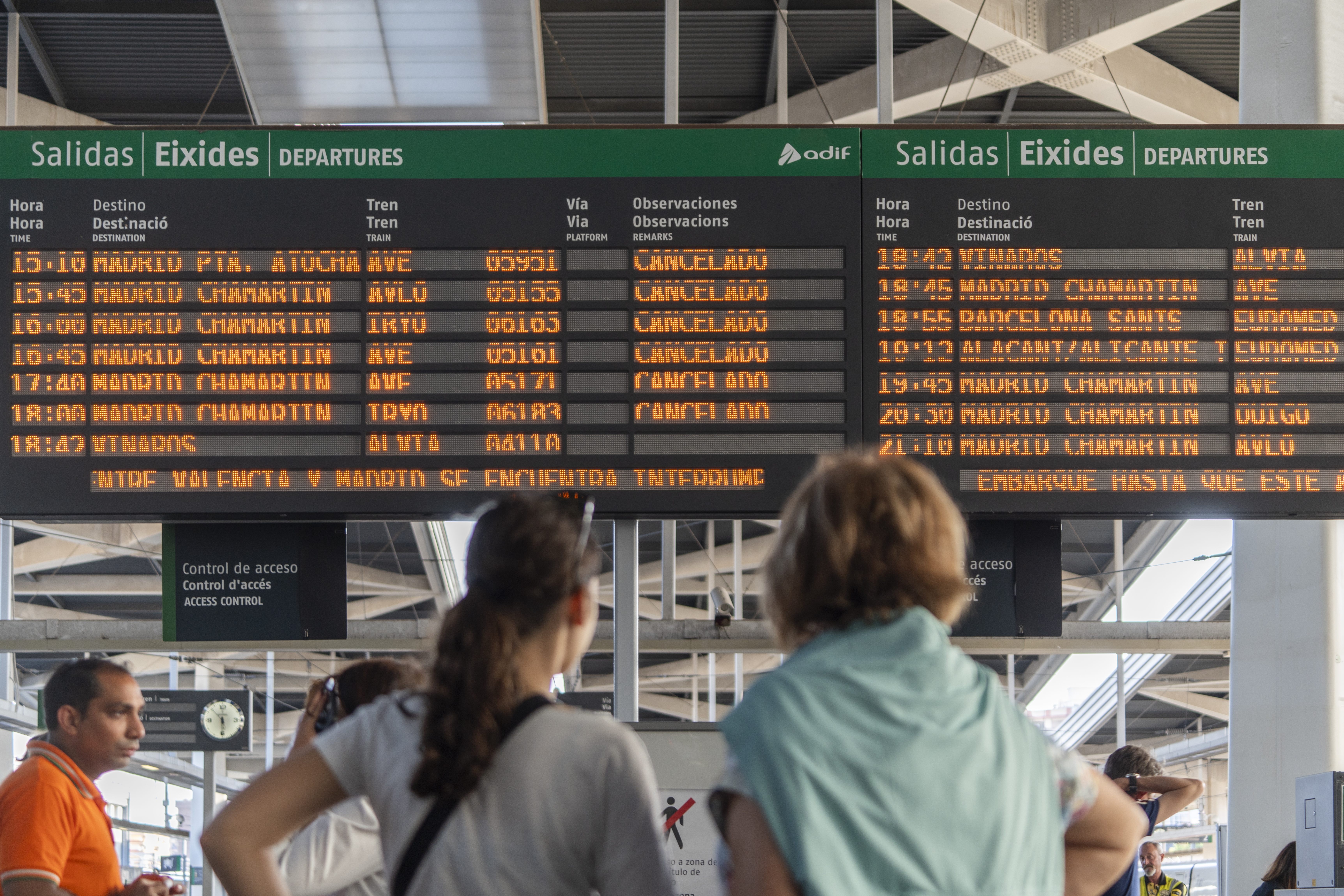EuropaPress 5503534 panel viajes cancelados estacion ave joaquin sorolla motivo incidencia