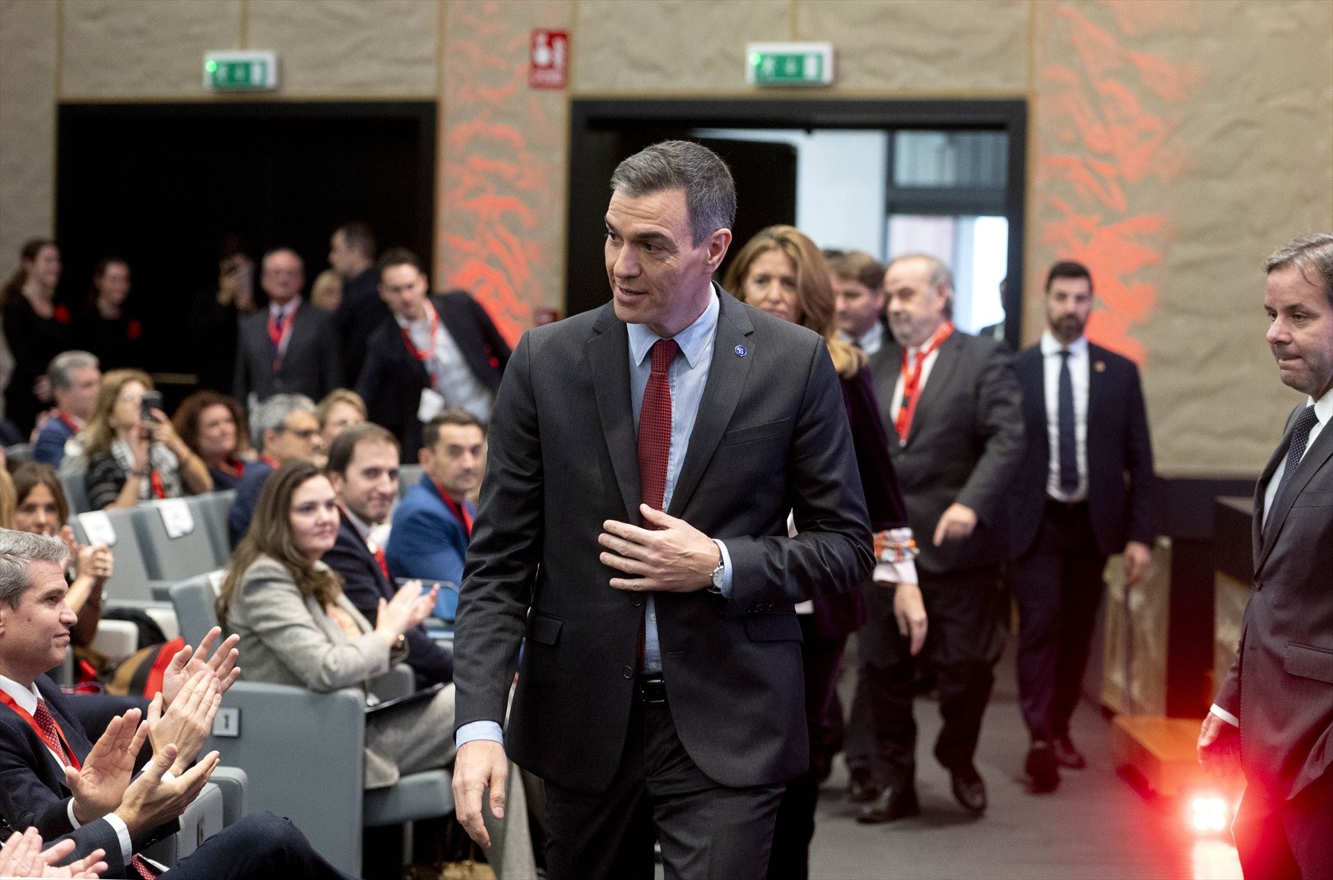 Pedro Sánchez promete "paz" y "certidumbre" a las multinacionales tras los tumultos por la amnistía