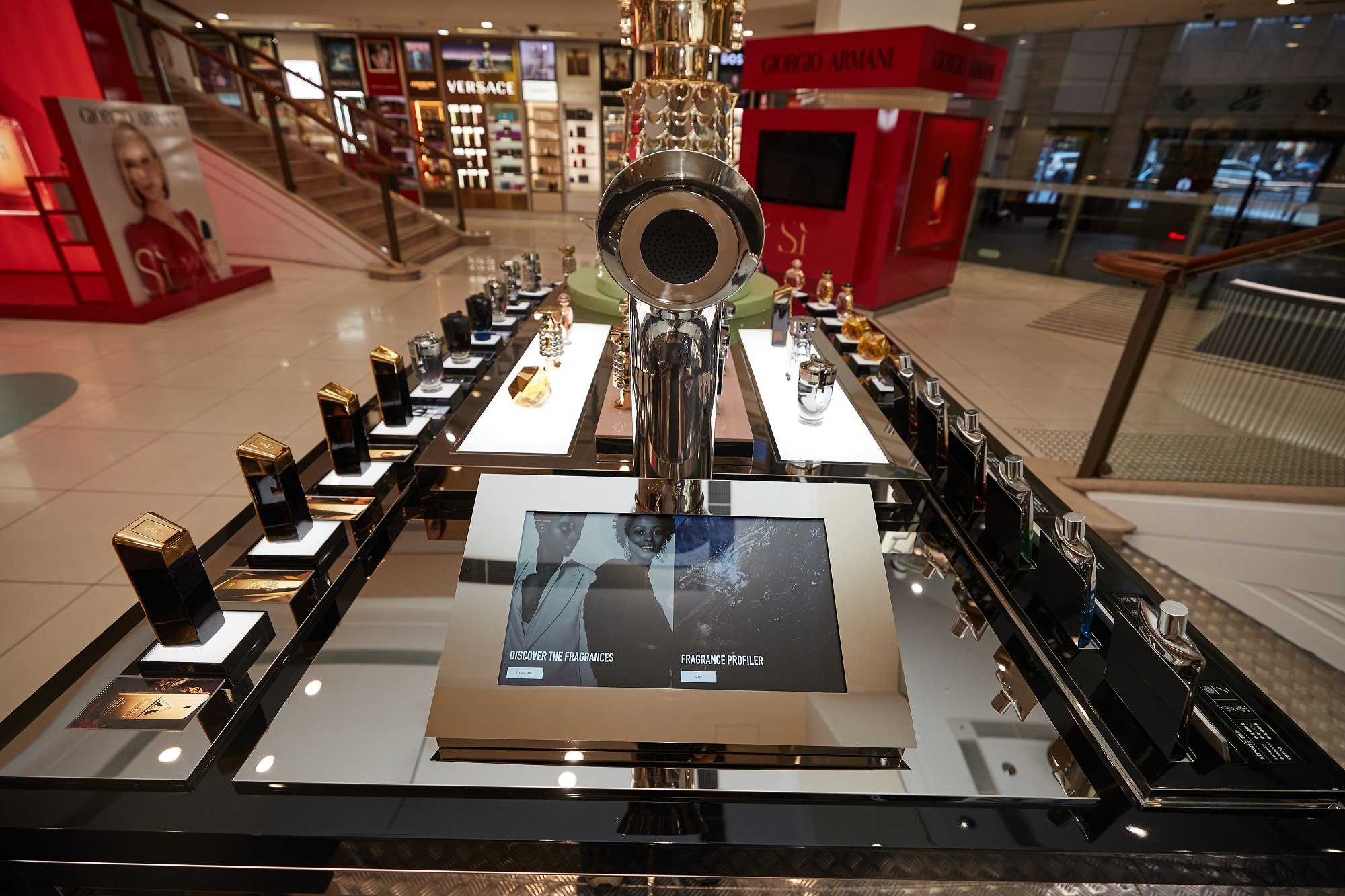 Puig revoluciona el mercado con una máquina que permite oler 100 perfumes seguidos